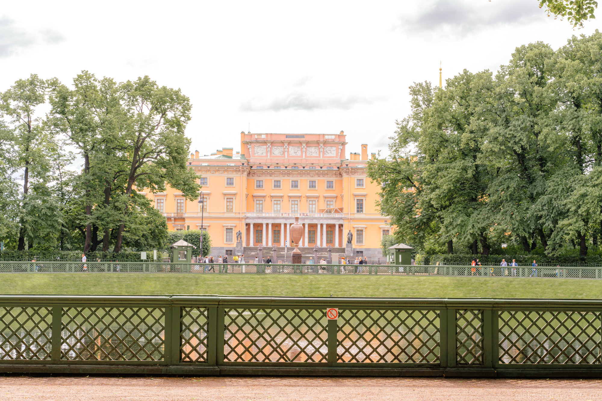 Карпиев пруд в Летнем саду в Санкт-Петербурге