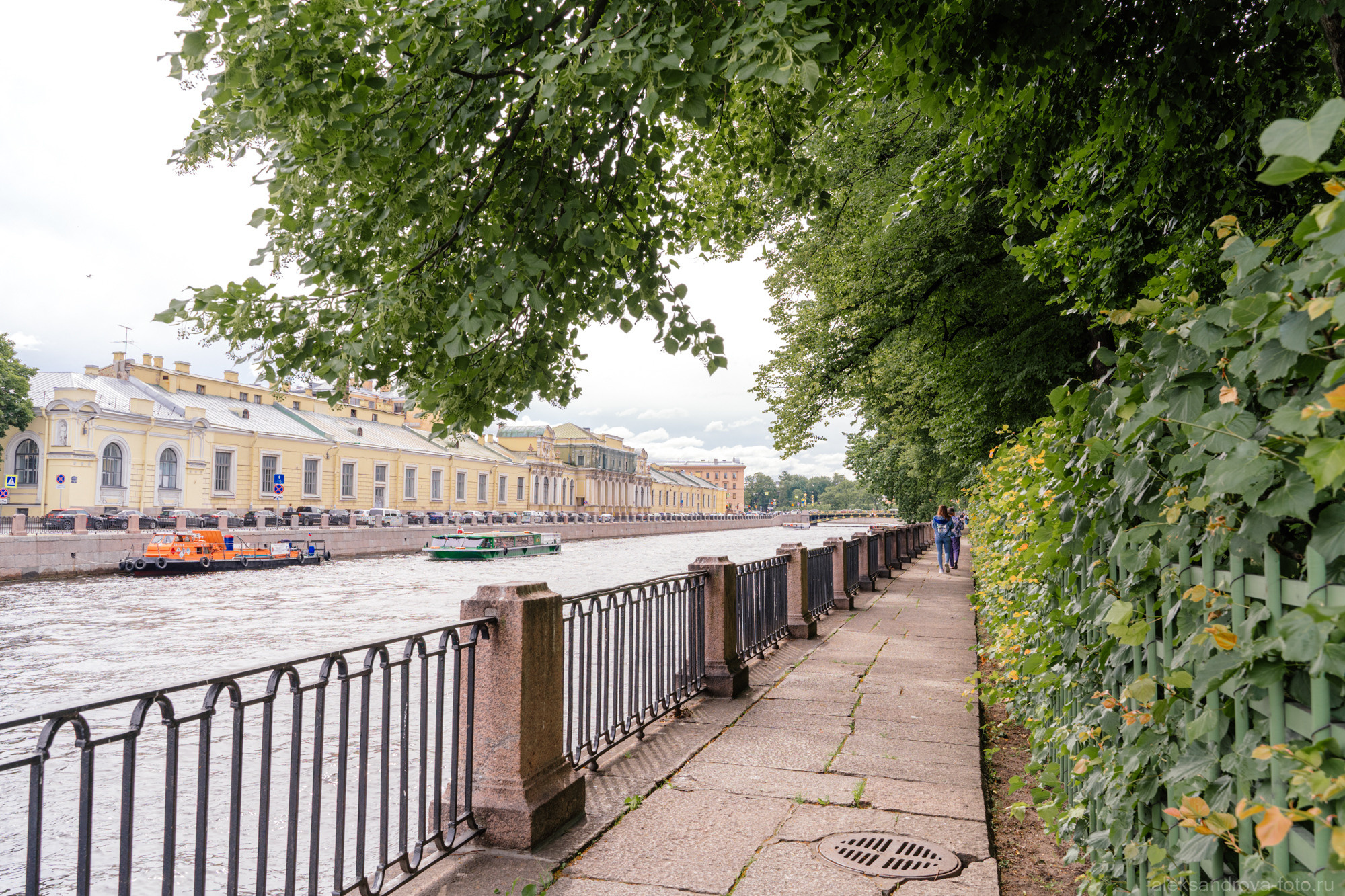 Набережная Летнего сада в Санкт-Петербурге