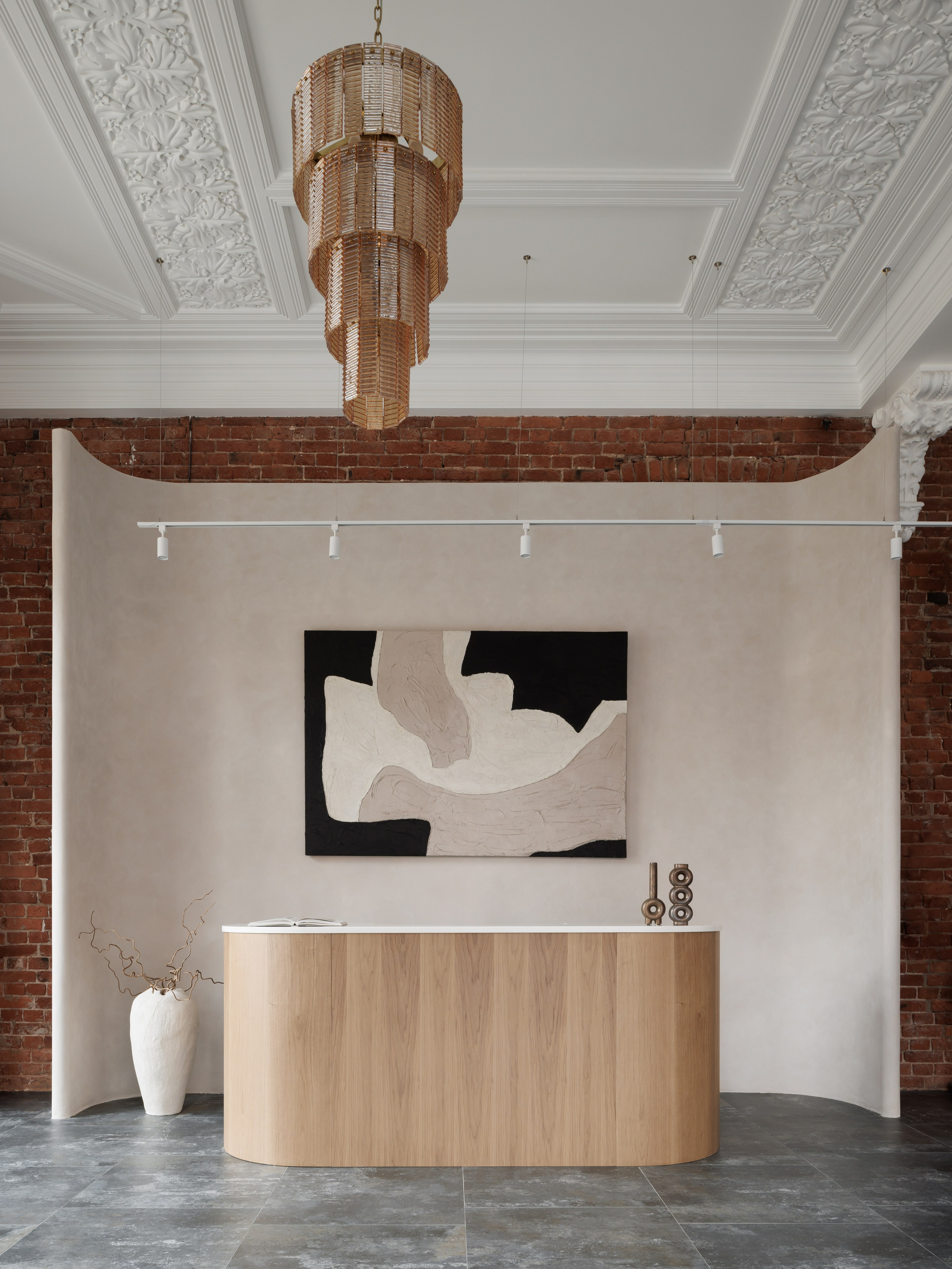 авторская стойка рецепшн на заказ в бутике Landscape, натуральное дерево, бионика, интерьер от Ксении Новиково