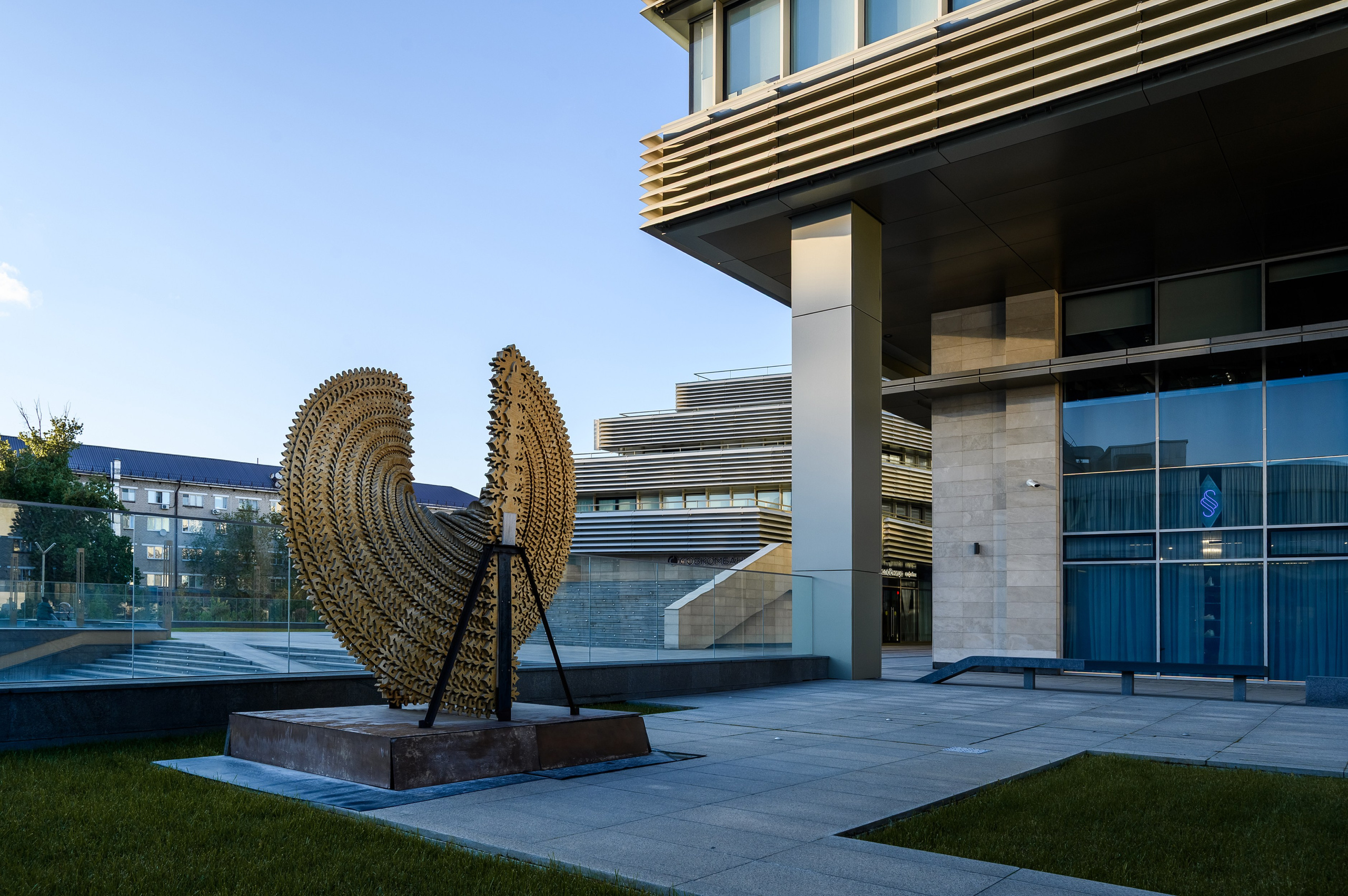 Прогулочная зона рядом с БЦ URBAN, окружённая зеленью и современными зданиями