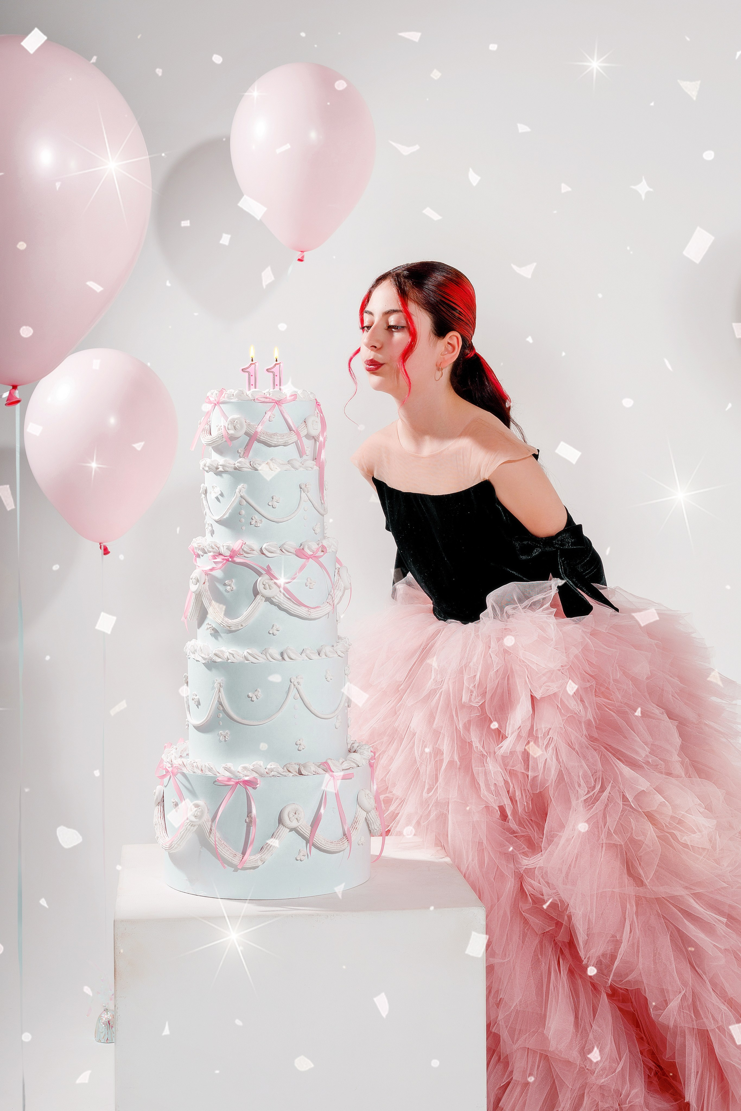 11-летняя Каролина в студии среди розовых воздушных шаров