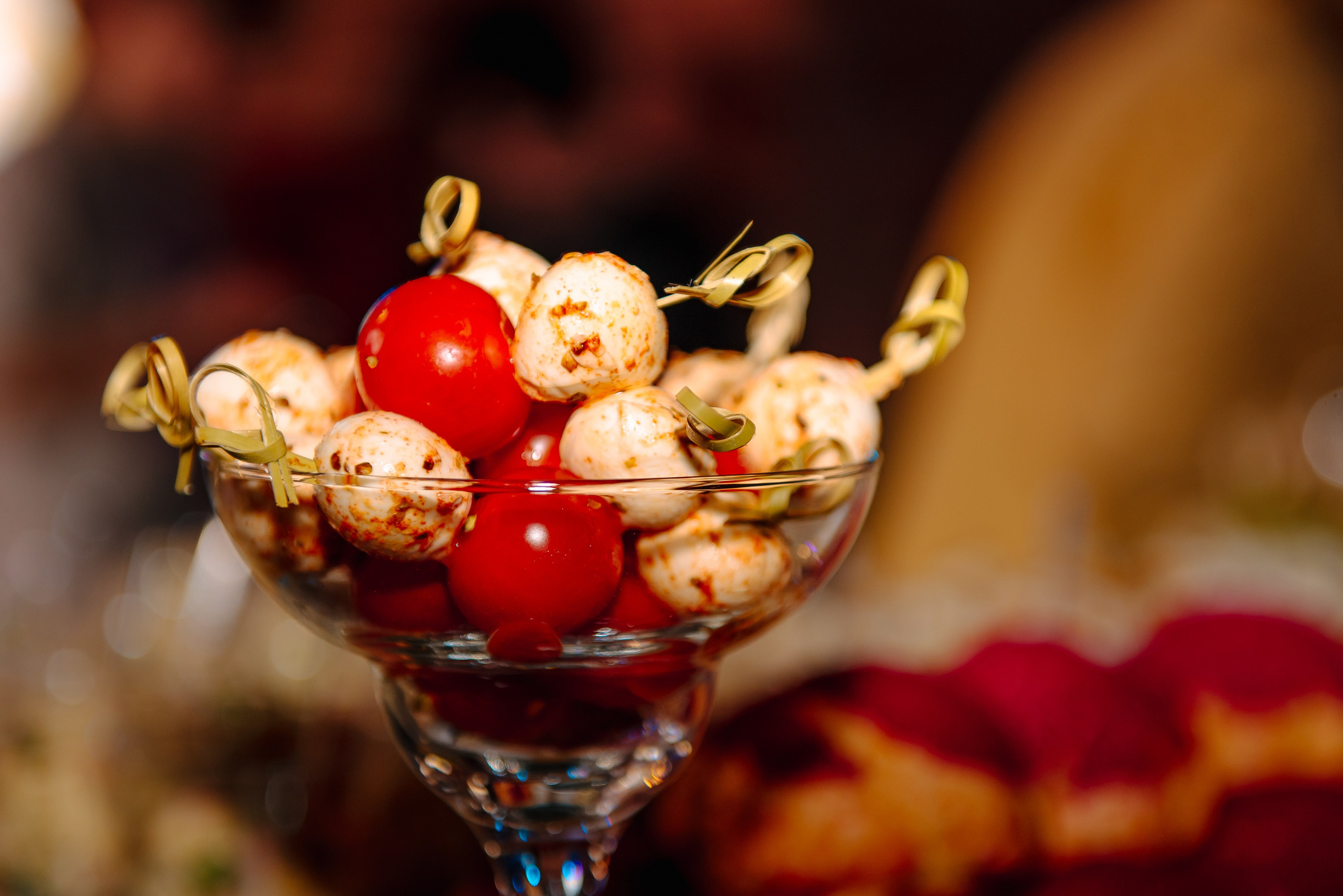 Фотограф фиксирует эмоции гостей на юбилее компании в Санкт‑Петербурге