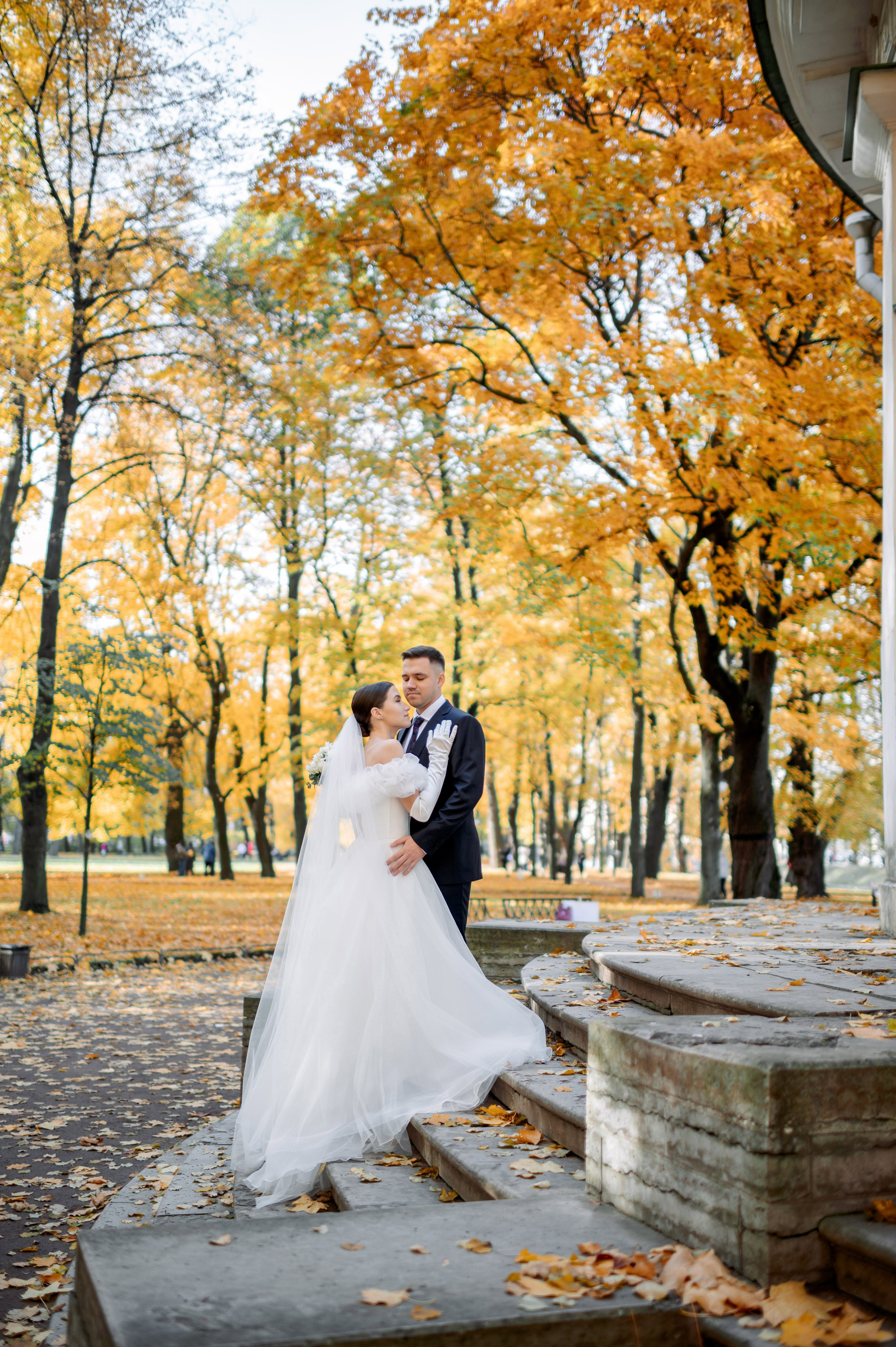 Осенняя великолепная свадебная прогулка жениха и невесты в октябре в Санкт-Петербурге в Михайловском парке и у Атлантов на Миллионной улице. Портретный, семейный и свадебный фотограф в Санкт-Петербурге и в Пушкине Ширяев Денис