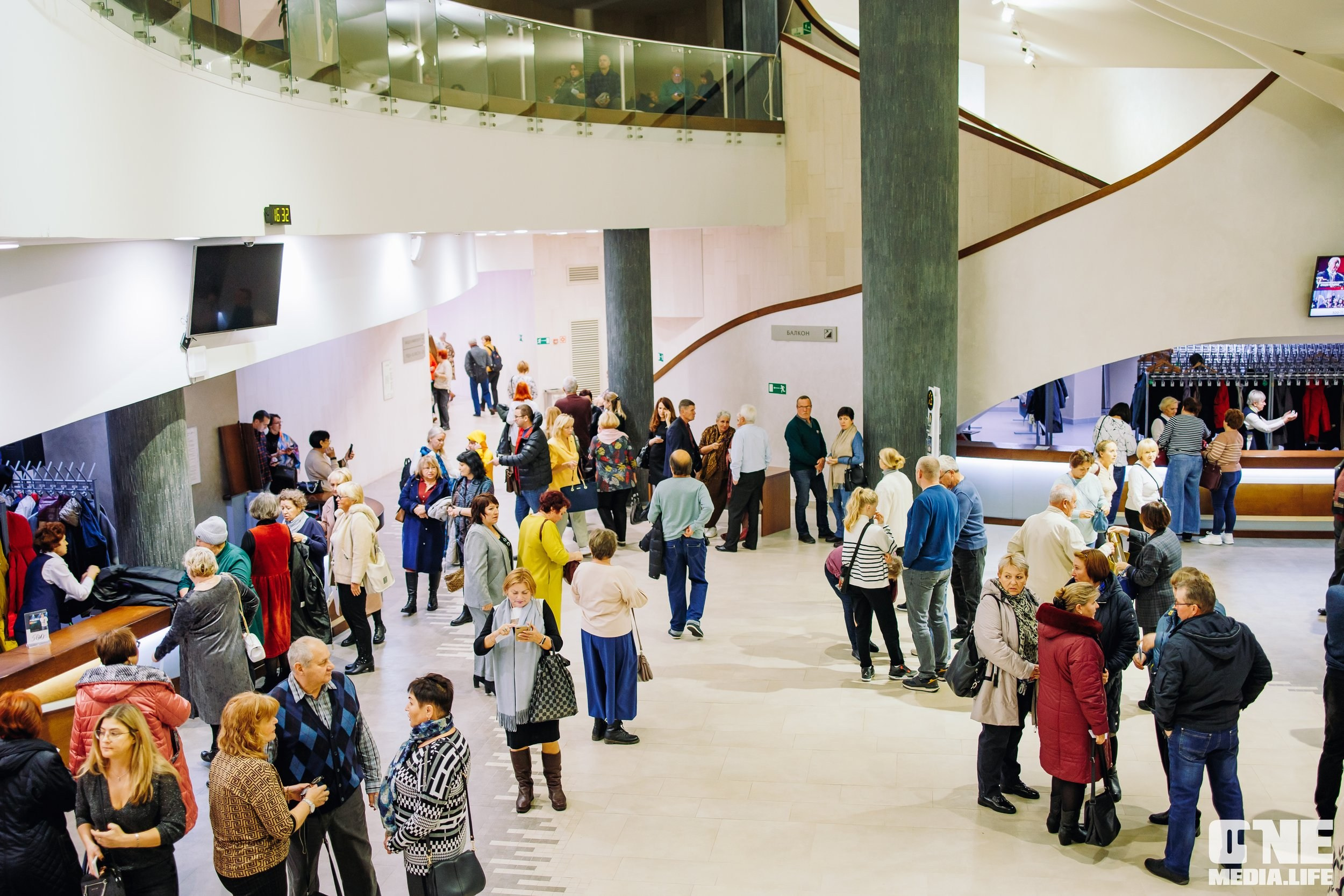 Фоторепортаж из театра эстрады Янтарь-холл. One Media Life: фоторепортажи, фотоотчеты с мероприятий и заведений