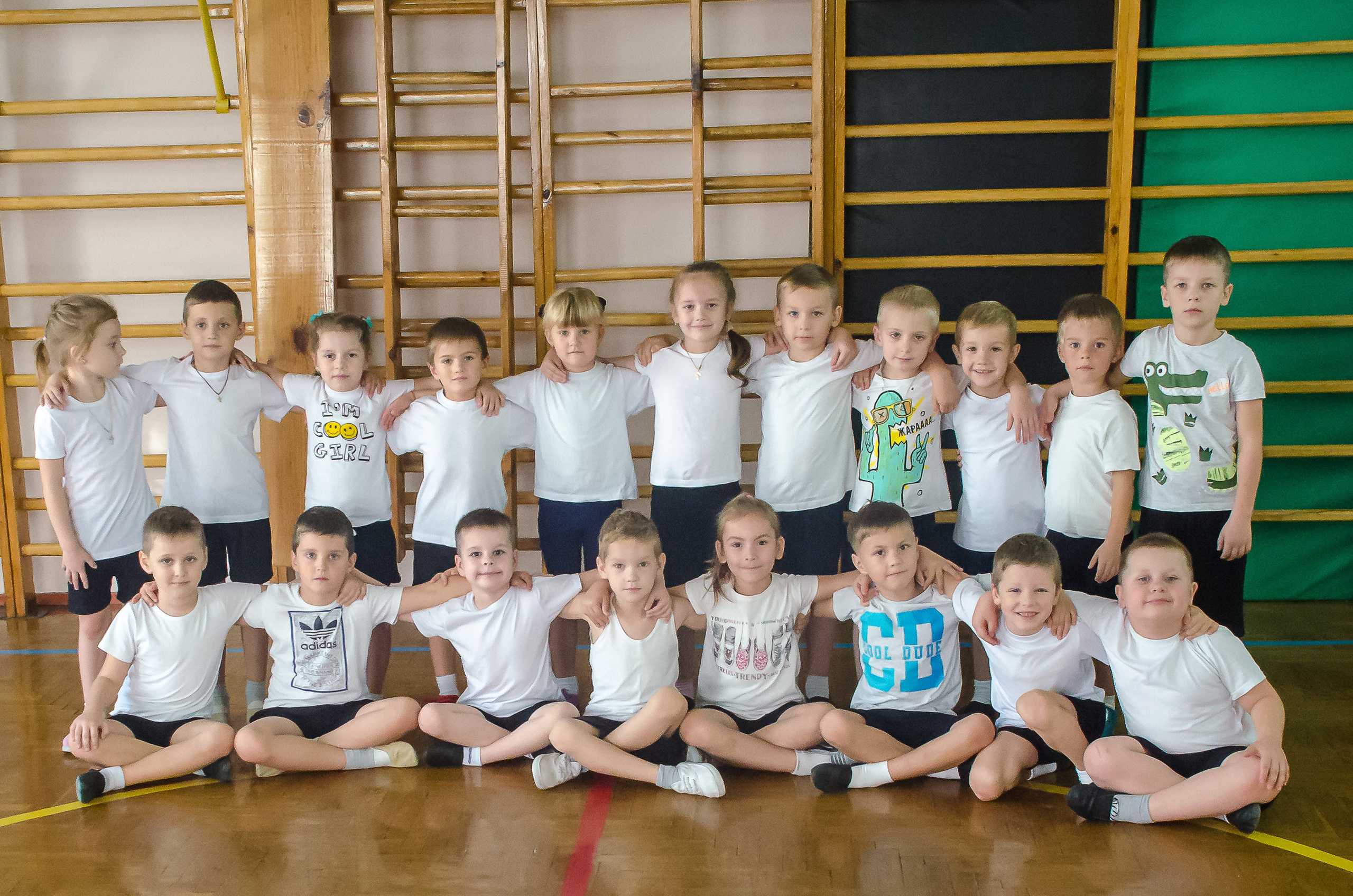 групповая фотография на уроке физкультуры