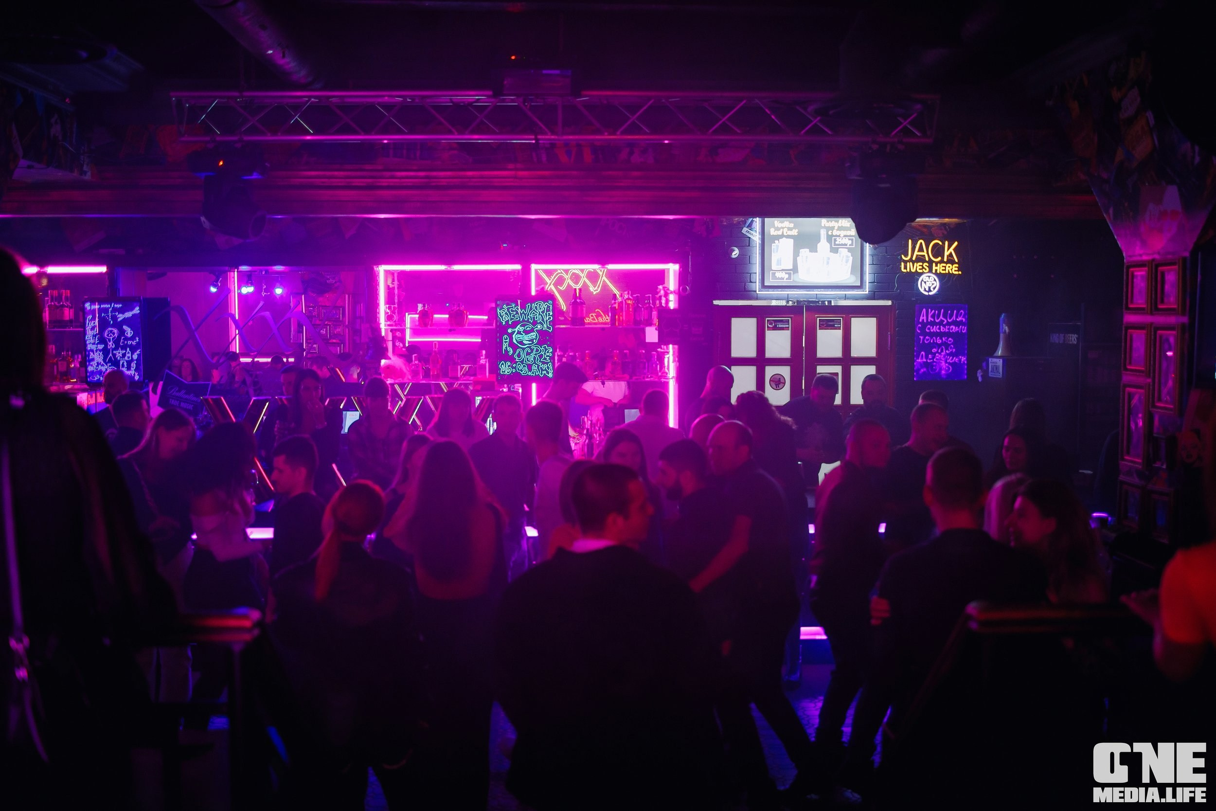 Фоторепортаж из бара XxxX. One Media Life: фоторепортажи, фотоотчеты с мероприятий и заведений