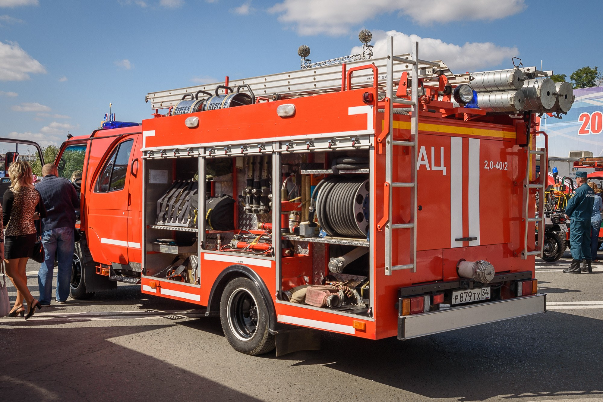 Пожарный автомобиль со снаряжением на Площади павших борцов