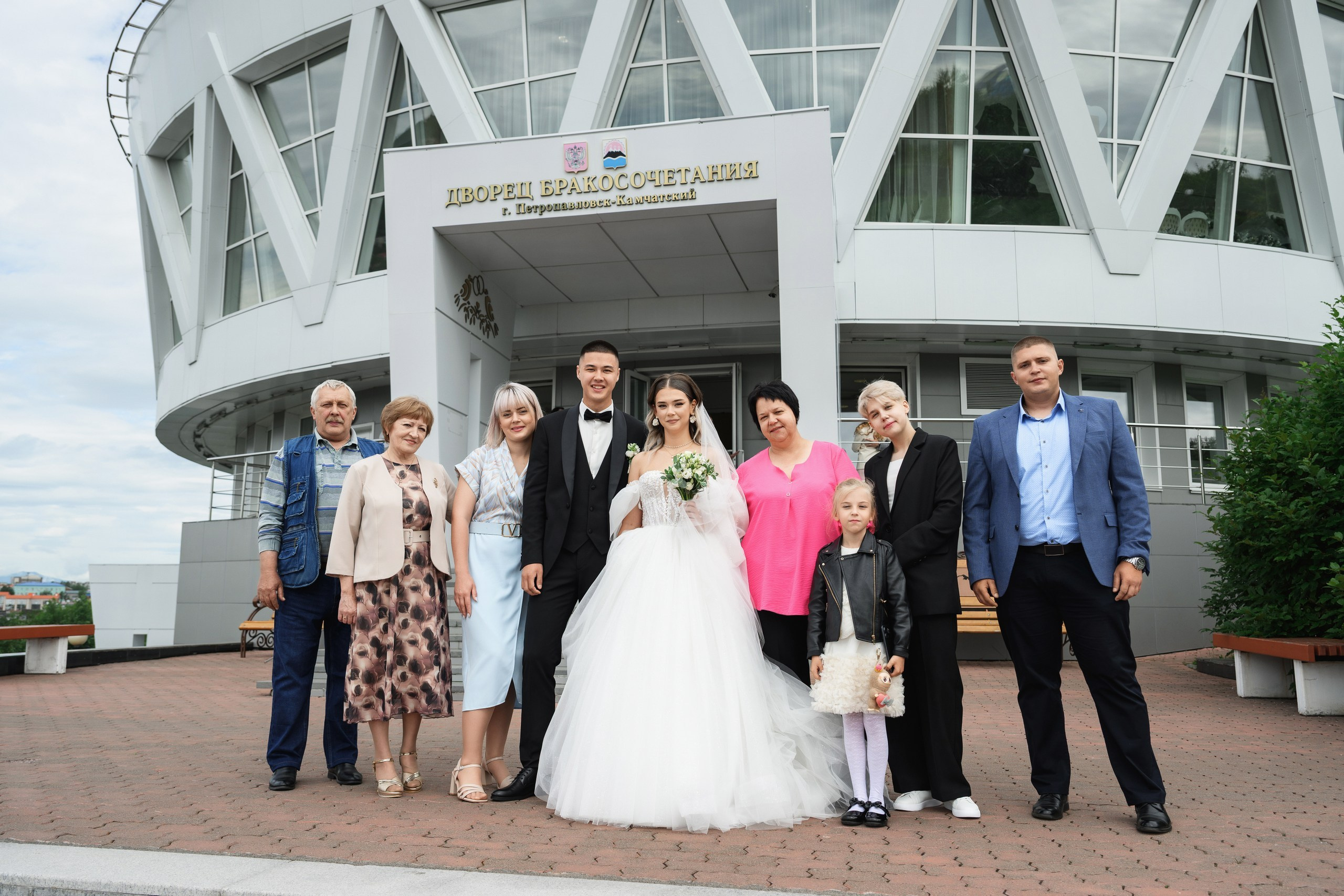 Фотосъемка свадьбы и венчания в Петропавловске-Камчатском на фоне вулканов и Тихого океана. Свадебная церемония в храме с эмоциональными моментами и природными пейзажами Камчатки. Профессиональная фотография пар у алтаря и на фоне диких пейзажей полуострова. Цены на свадебную фотосъемку с уникальными локациями Петропавловска-Камчатского.