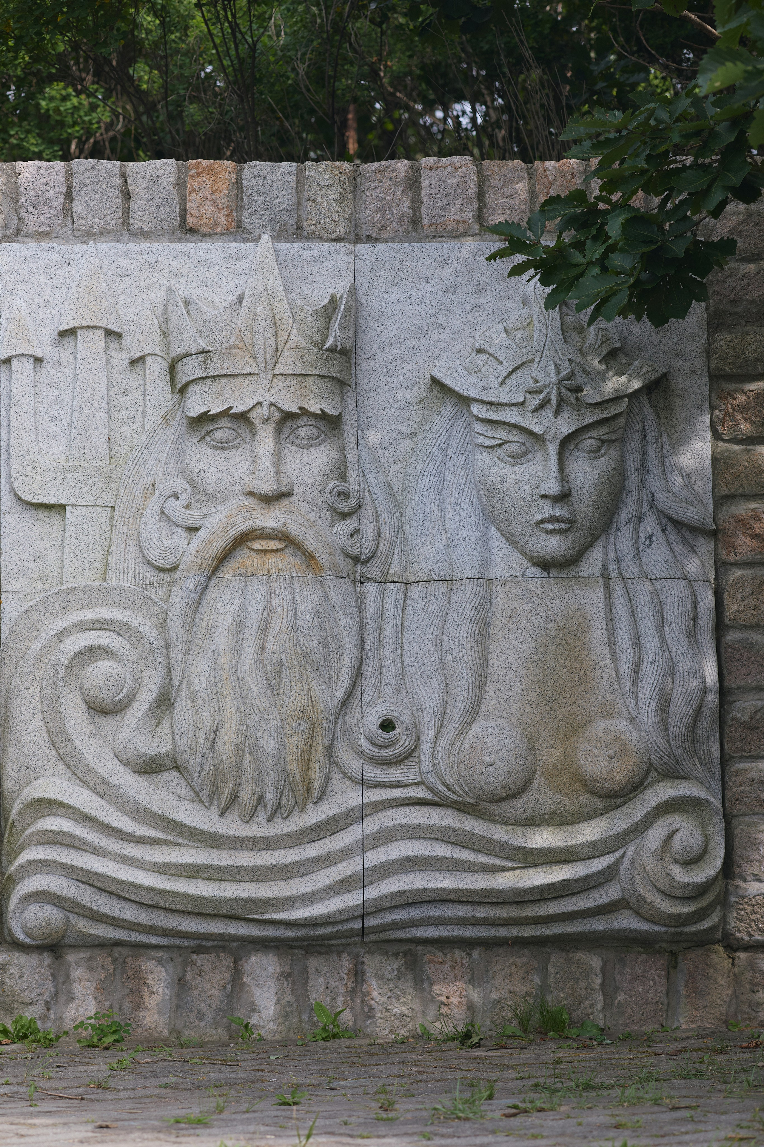 Барельеф с Нептуном на видовой площадке в городе Находке