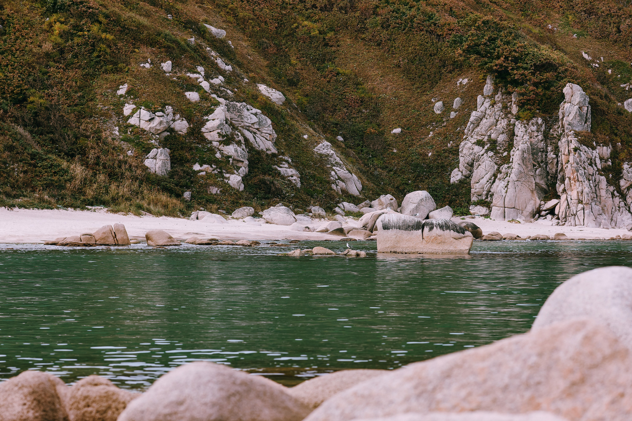 Море и скалы в Приморском крае - фотография в высоком разрешении