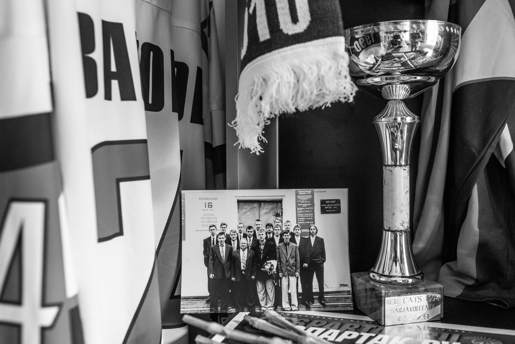 Выпускная фотография 1996 года спортивного класса средней школа №9 имени Ивана Ткаченко, в этом классе учился Иван Ткаченко, трагически погибший в авиакатастрофе со всей командой «Локомотив» при вылете самолёта из ярославского аэропорта Туношна на матч КХЛ в Минске 07.09.2011