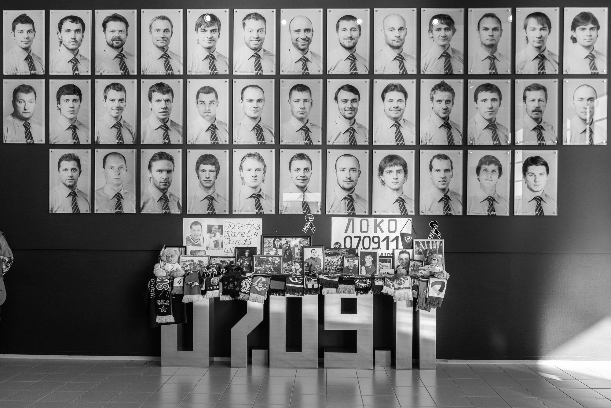 Мемориальная стена внутри УКРК «Арена-2000. Локомотив»  с фотографиями всех игроков и персонала команды, погибших в авиакатастрофе 07.09.2011