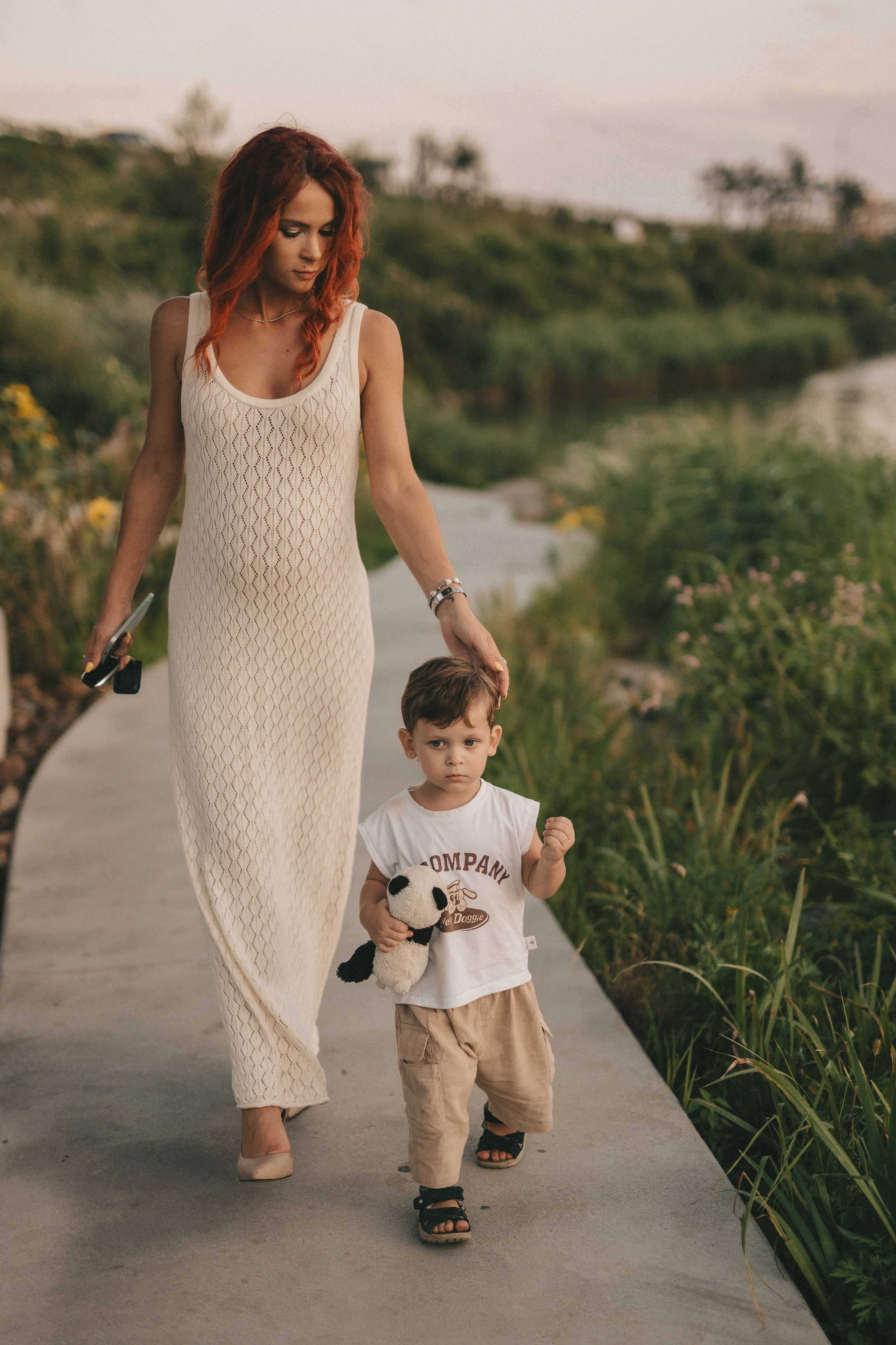 фото мама идёт с маленьким сыном по тропинке