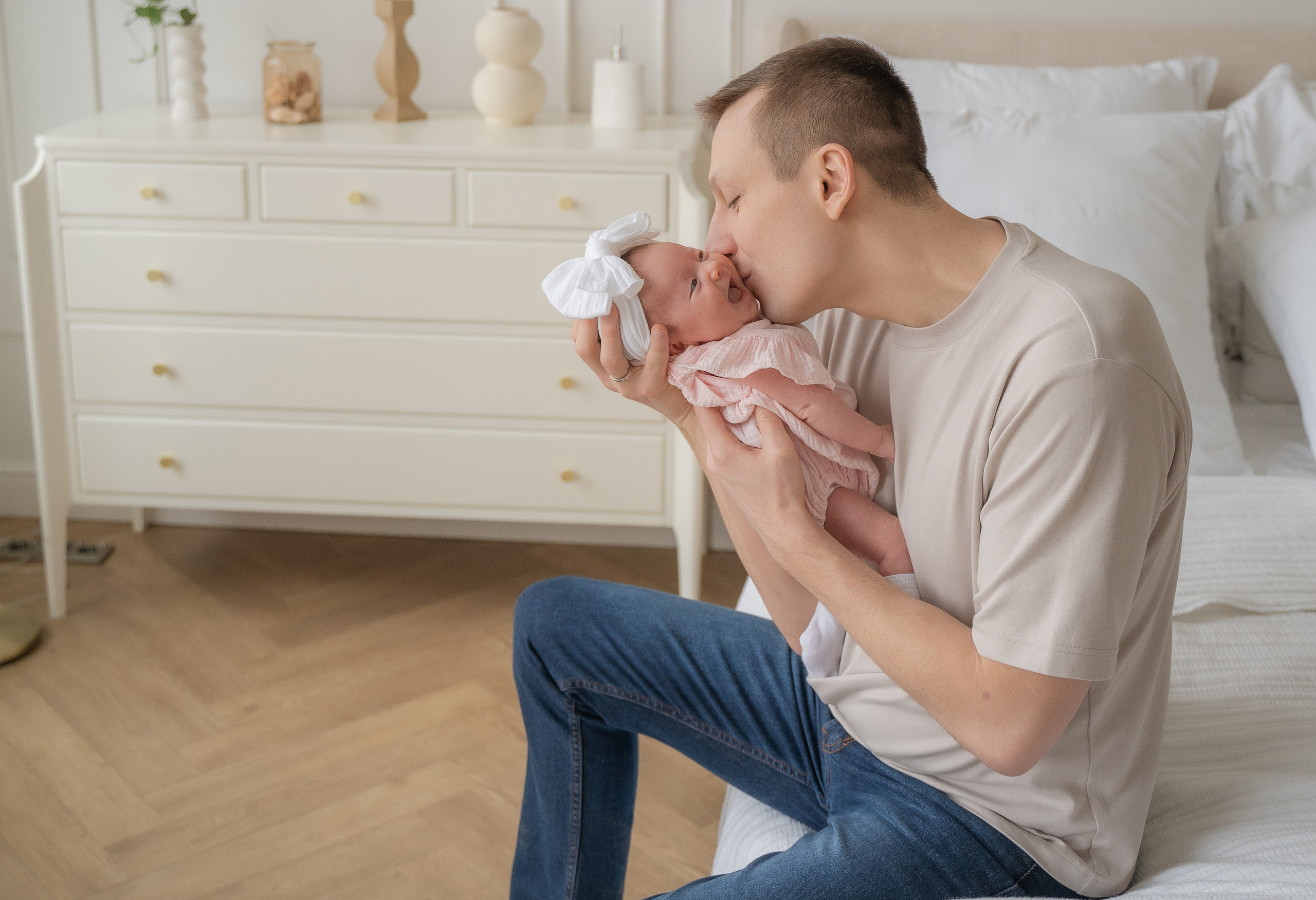 Лайфстайл фотосессия новорожденной в студии