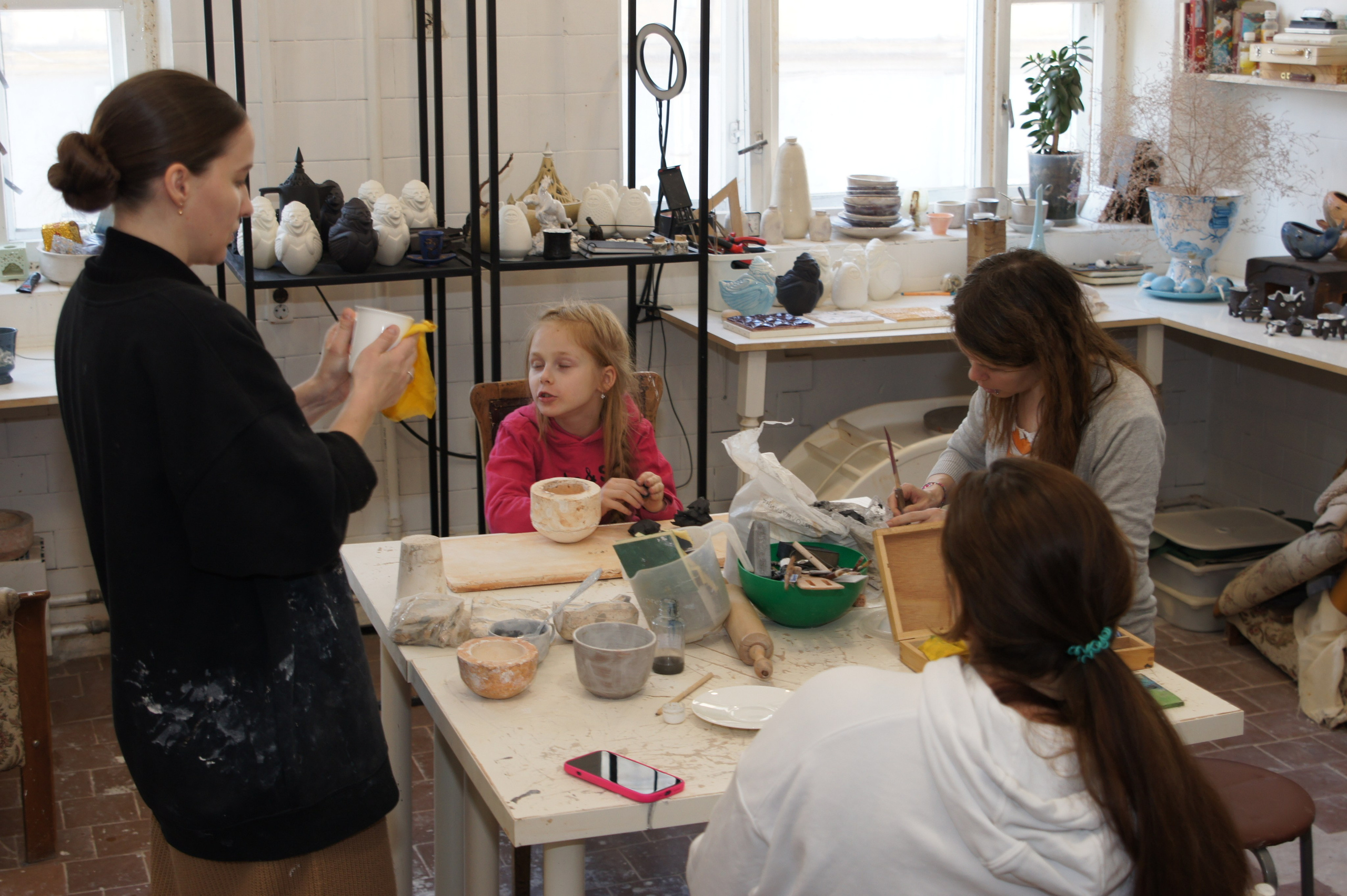 Мастерская у Нины Ковалевской. Фотограф Егор Целнаков