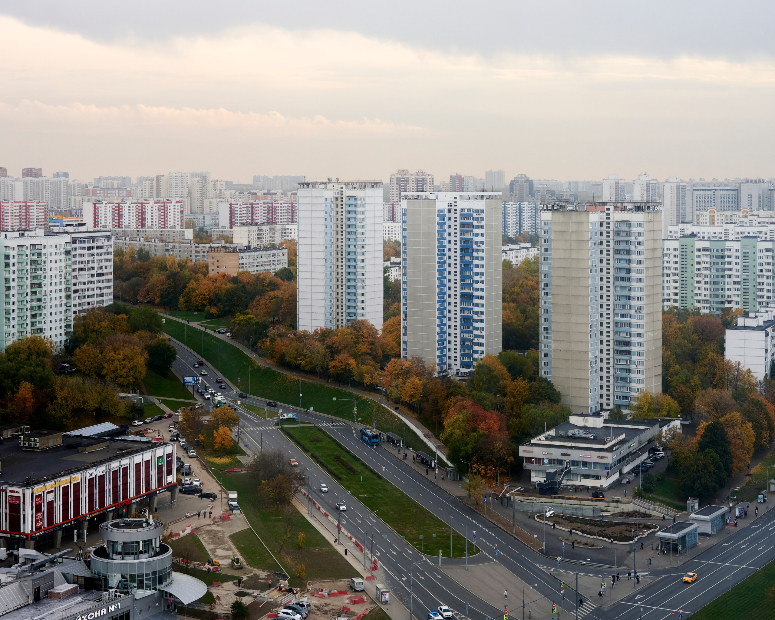 Панорама района на закате, жилые дома и магистраль
