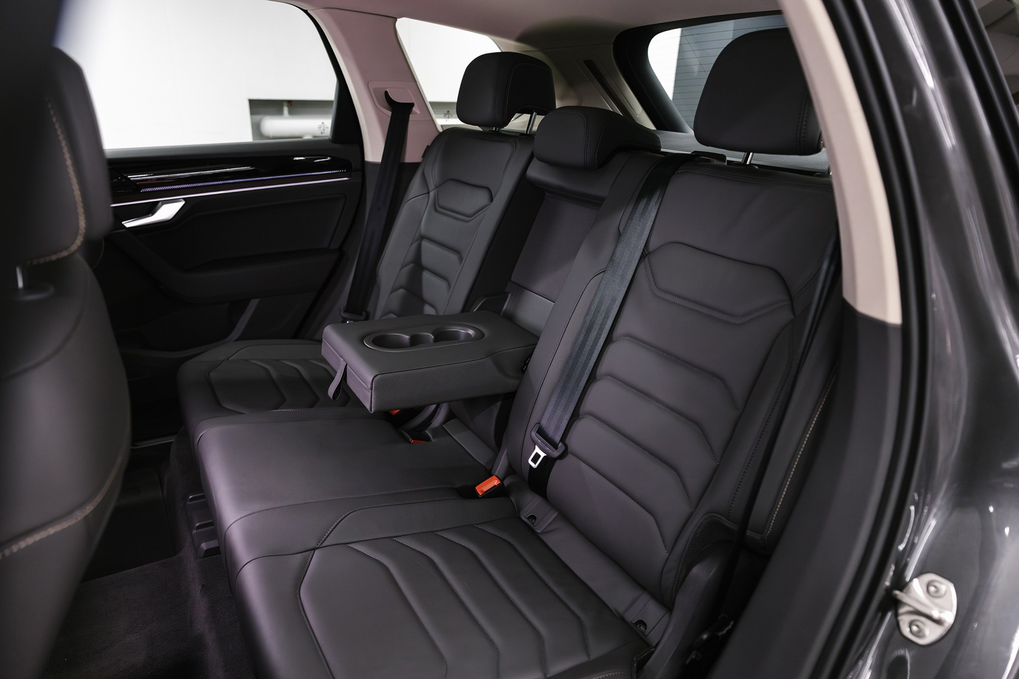 Volkswagen Touareg R-Line 2.0 TSI AT (265 л. с.). Автосалон «Х-Авто»