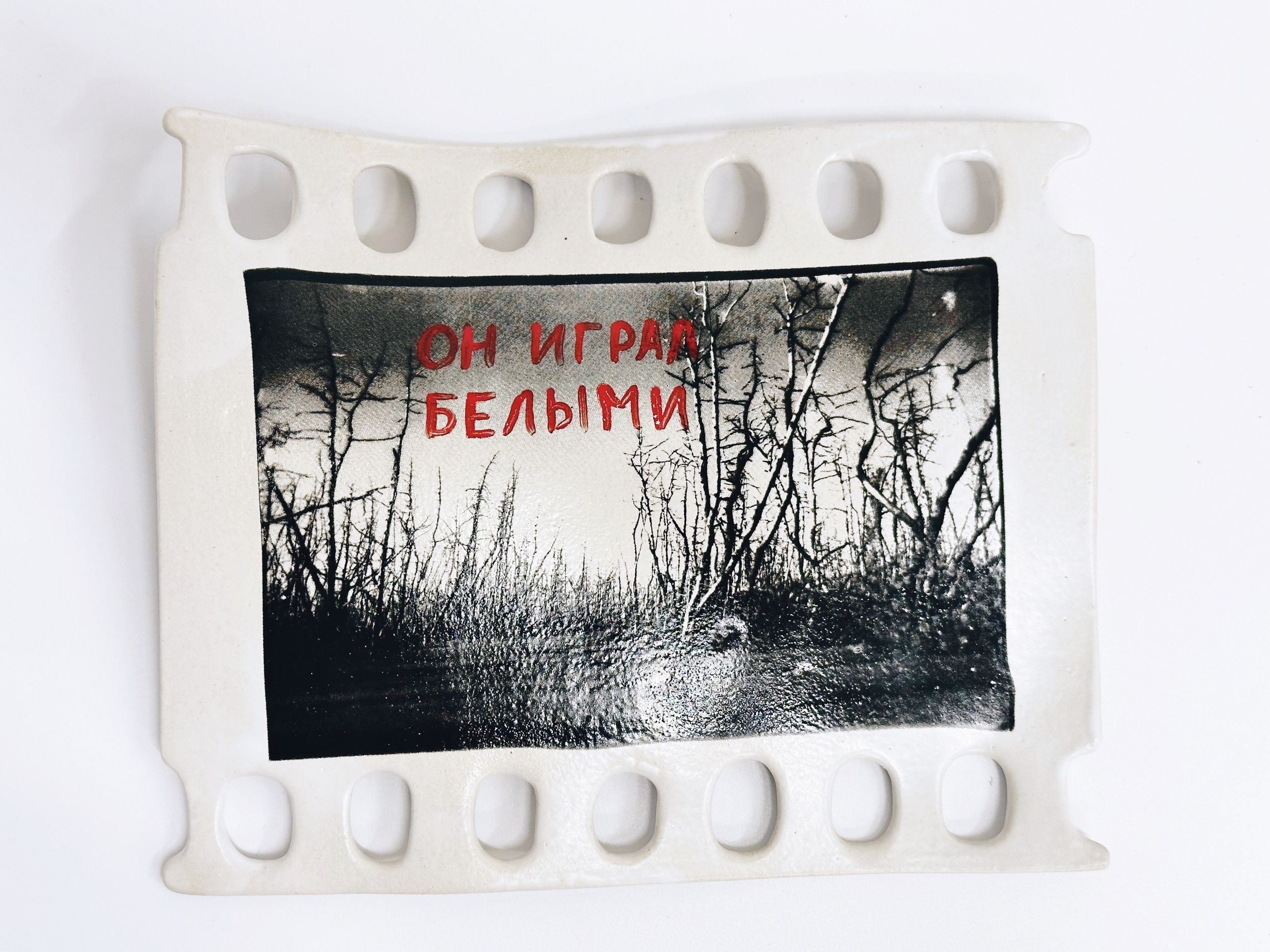 Керамика, глазурь, деколь с оцифрованной пленочной фотографии, надглазурная краска