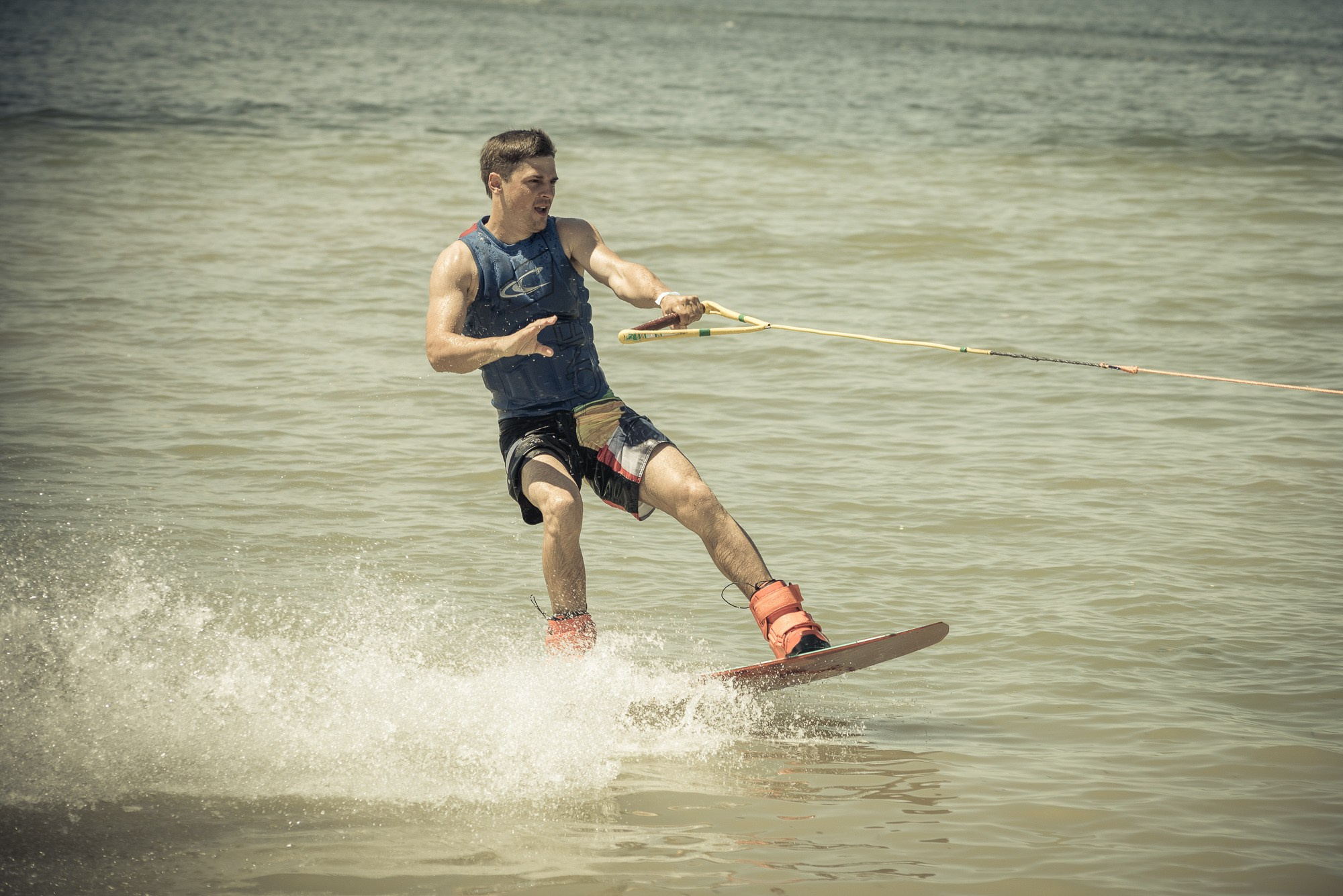 Спортсмен на скимборде