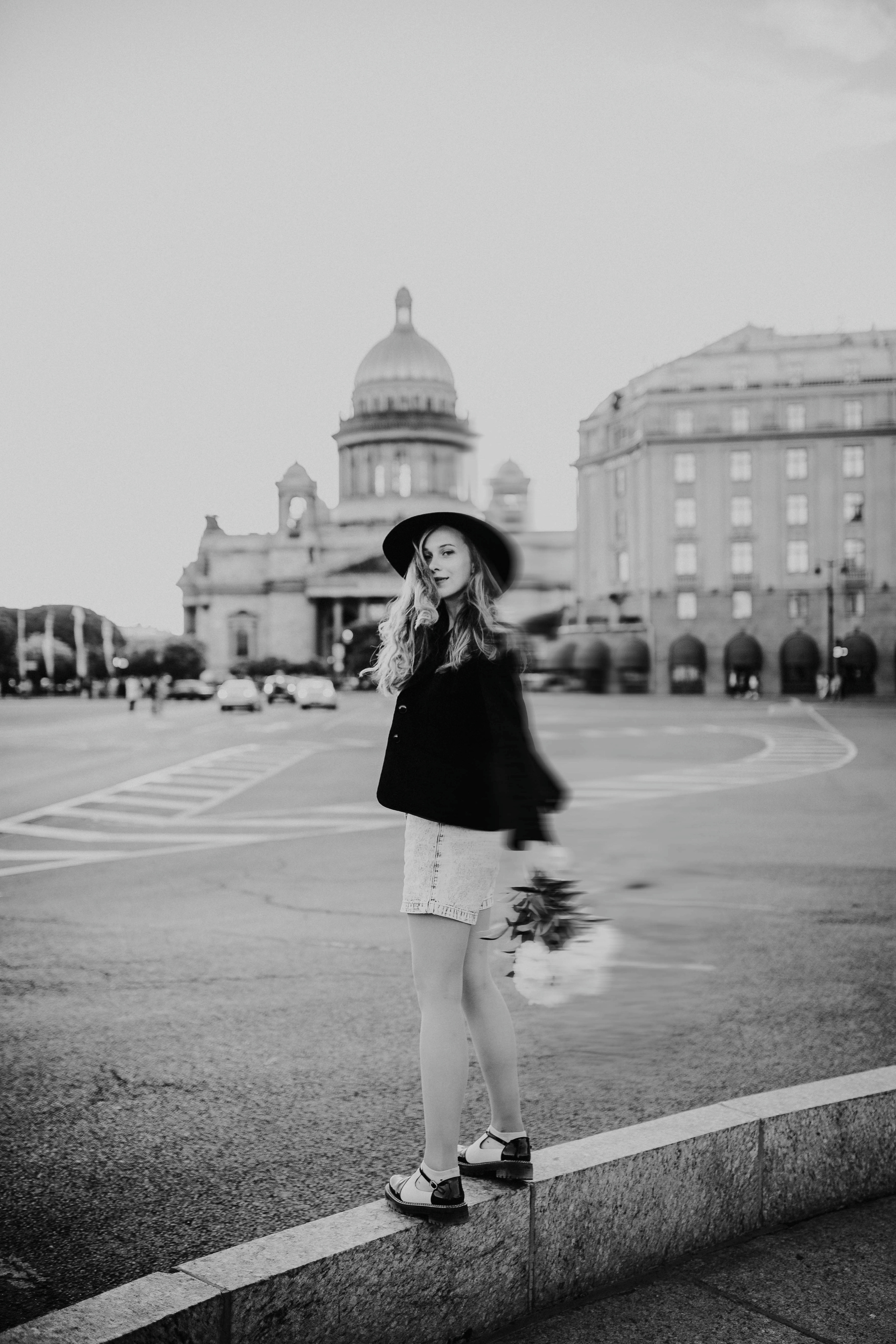 Алена у Исаакиевского собора. Семейный и индивидуальный фотограф в Санкт-Петербурге Маргарита Щипкова