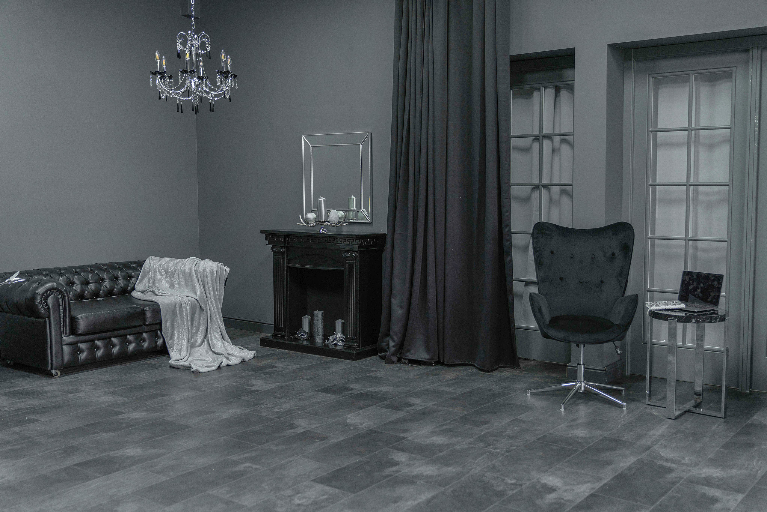 DАRК — зал 60 м² фотостудии в Москве с большими окнами, серыми стенами, потолком и полом, подходит для съемки с естественным светом. ВИЗУАЛИЗАТОР БРЕНДА: ФОТОГРАФ | ИМИДЖМЕЙКЕР| СТИЛИСТ МОСКВА