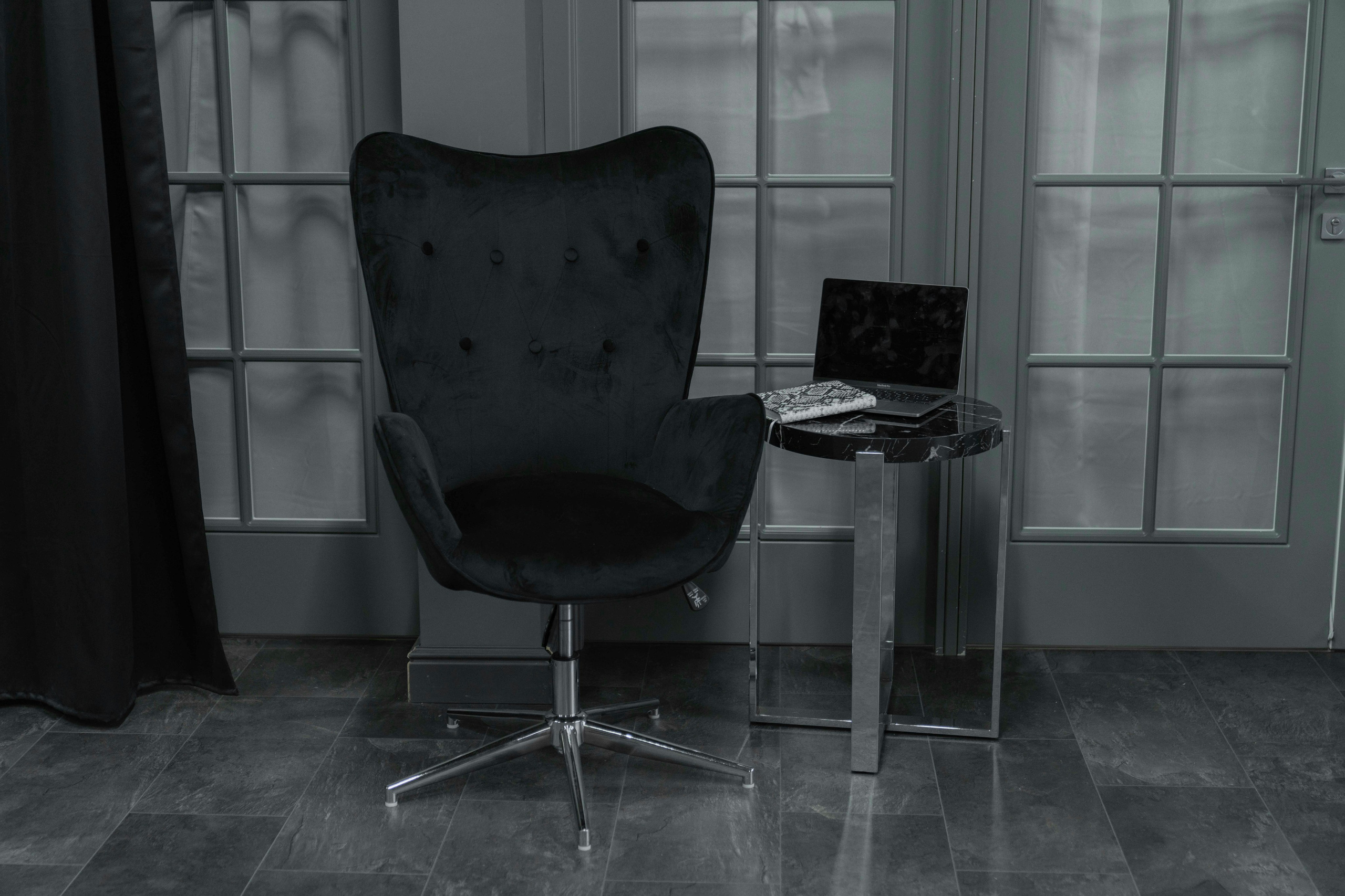 DАRК — зал 60 м² фотостудии в Москве с большими окнами, серыми стенами, потолком и полом, подходит для съемки с естественным светом. ВИЗУАЛИЗАТОР БРЕНДА: ФОТОГРАФ | ИМИДЖМЕЙКЕР| СТИЛИСТ МОСКВА