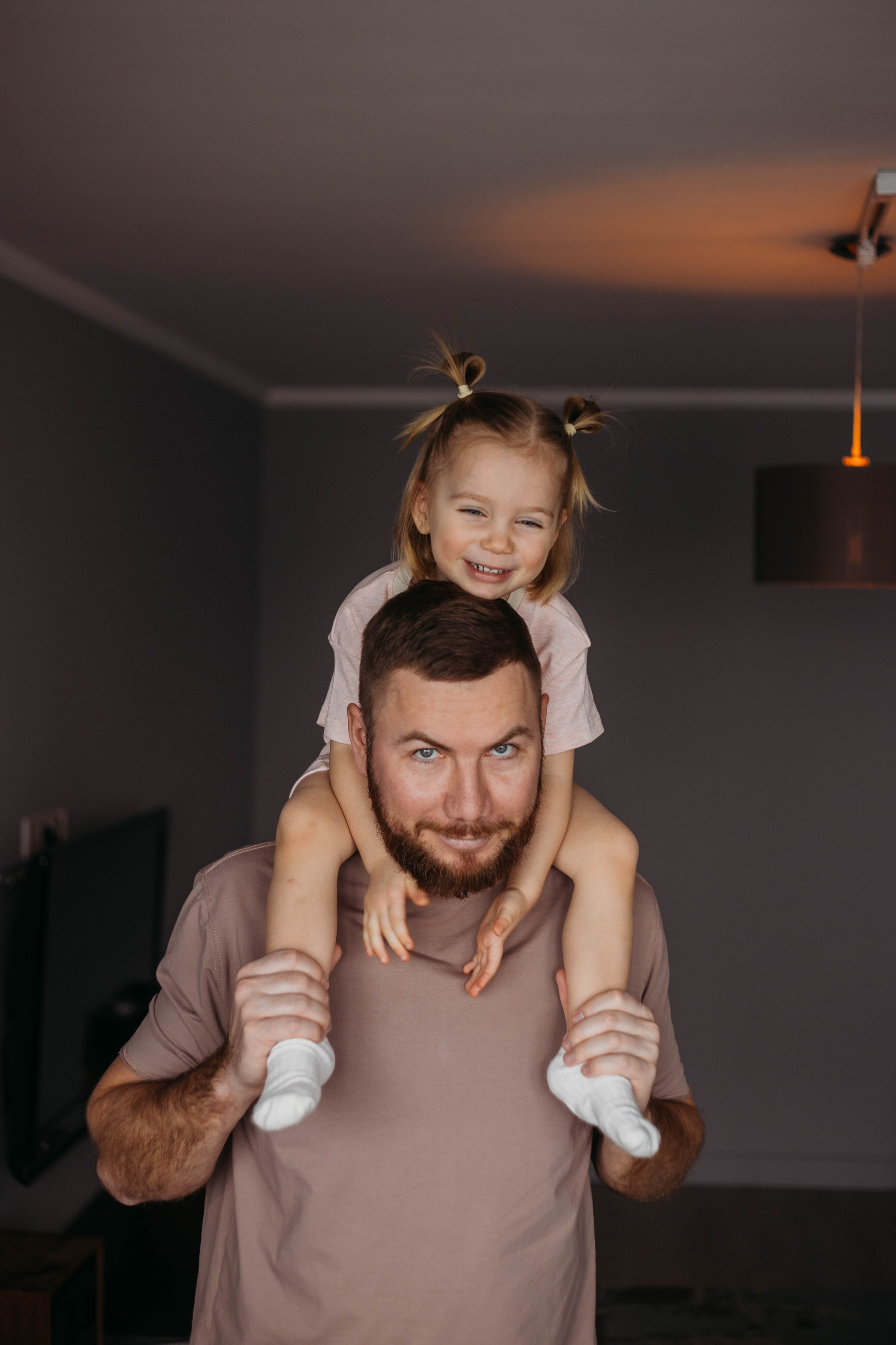 дочка сидит на шее у папы домашняя фотосессия