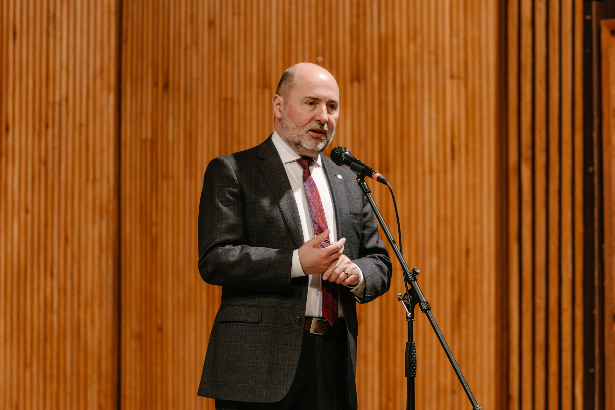 выступление Дмитрия Богданова на сцене