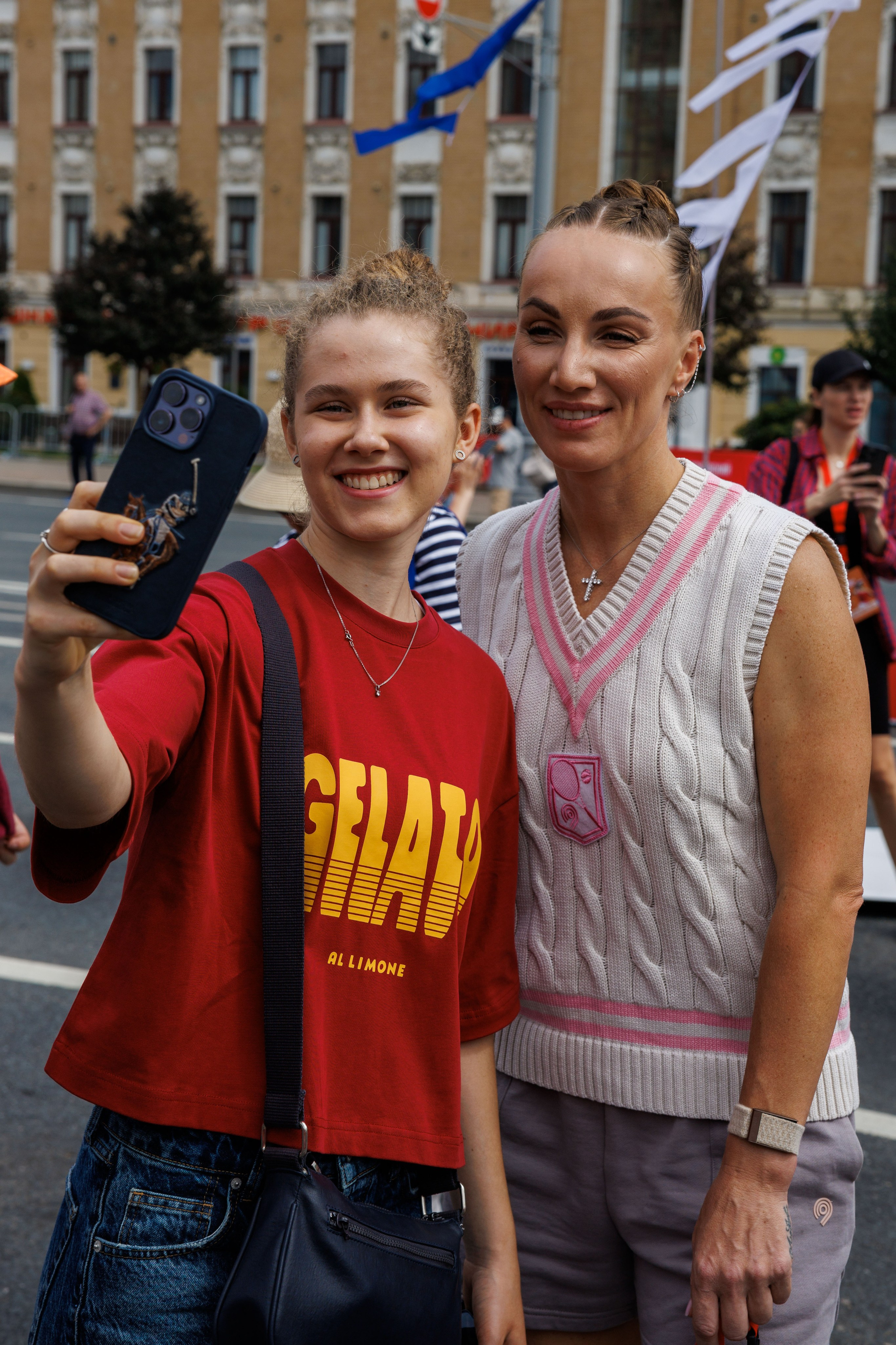 Светлана Кузнецова с поклонниками на фестивале Олимпийская Москва 2025