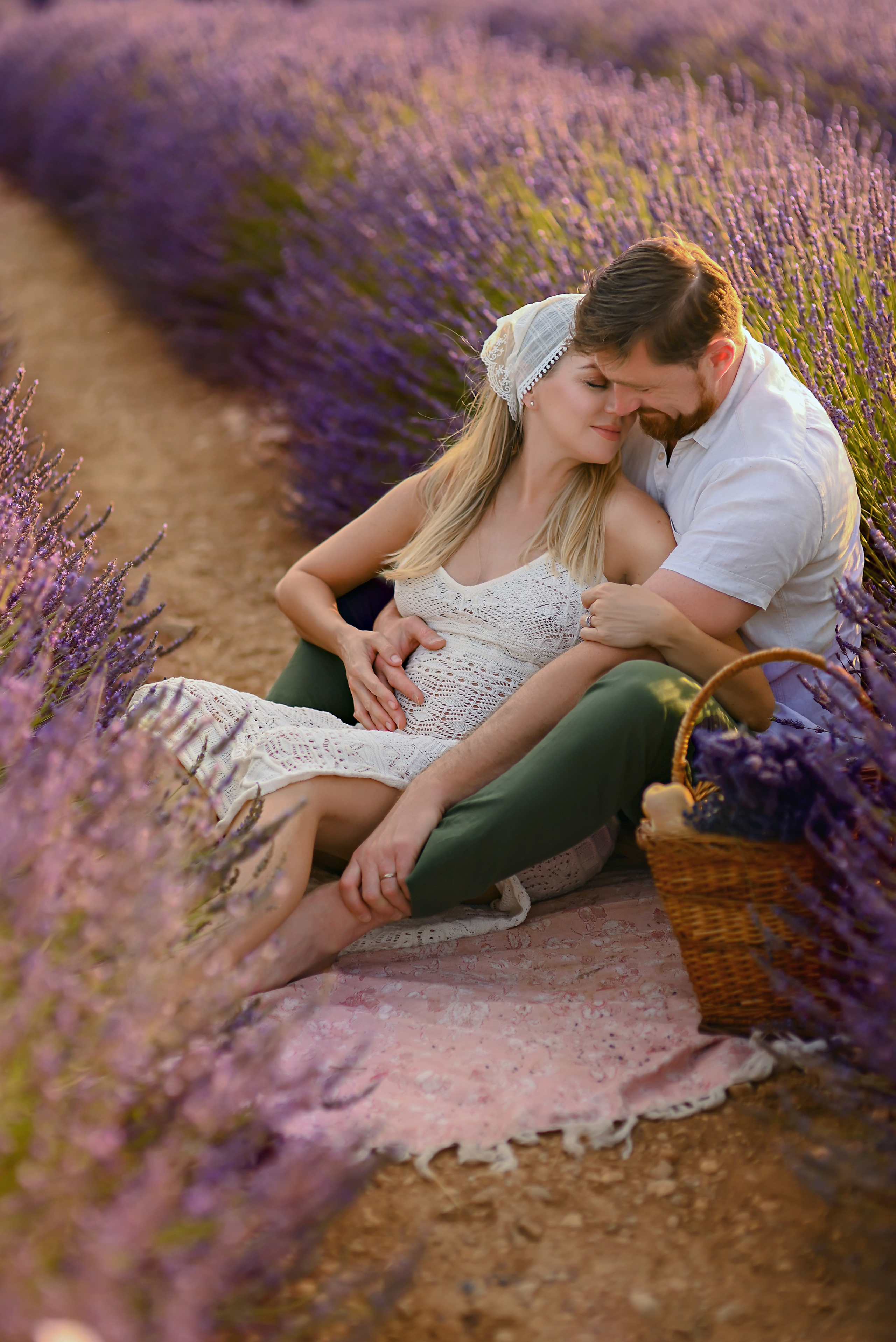 Séances photo dans les champs de lavande 2026. Photographer in Provence Julia Lipiainen