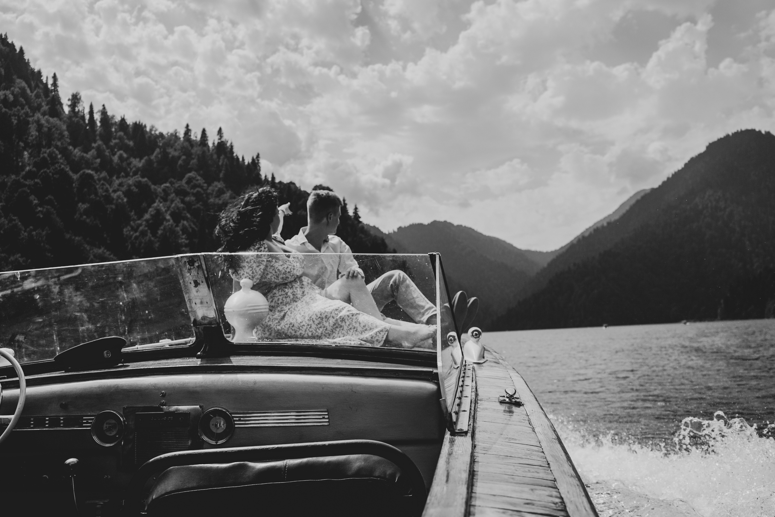 Романтическая фотосессия Илья и Валерия озеро Рица Абхазия. Фотограф в Сочи Марина Барс