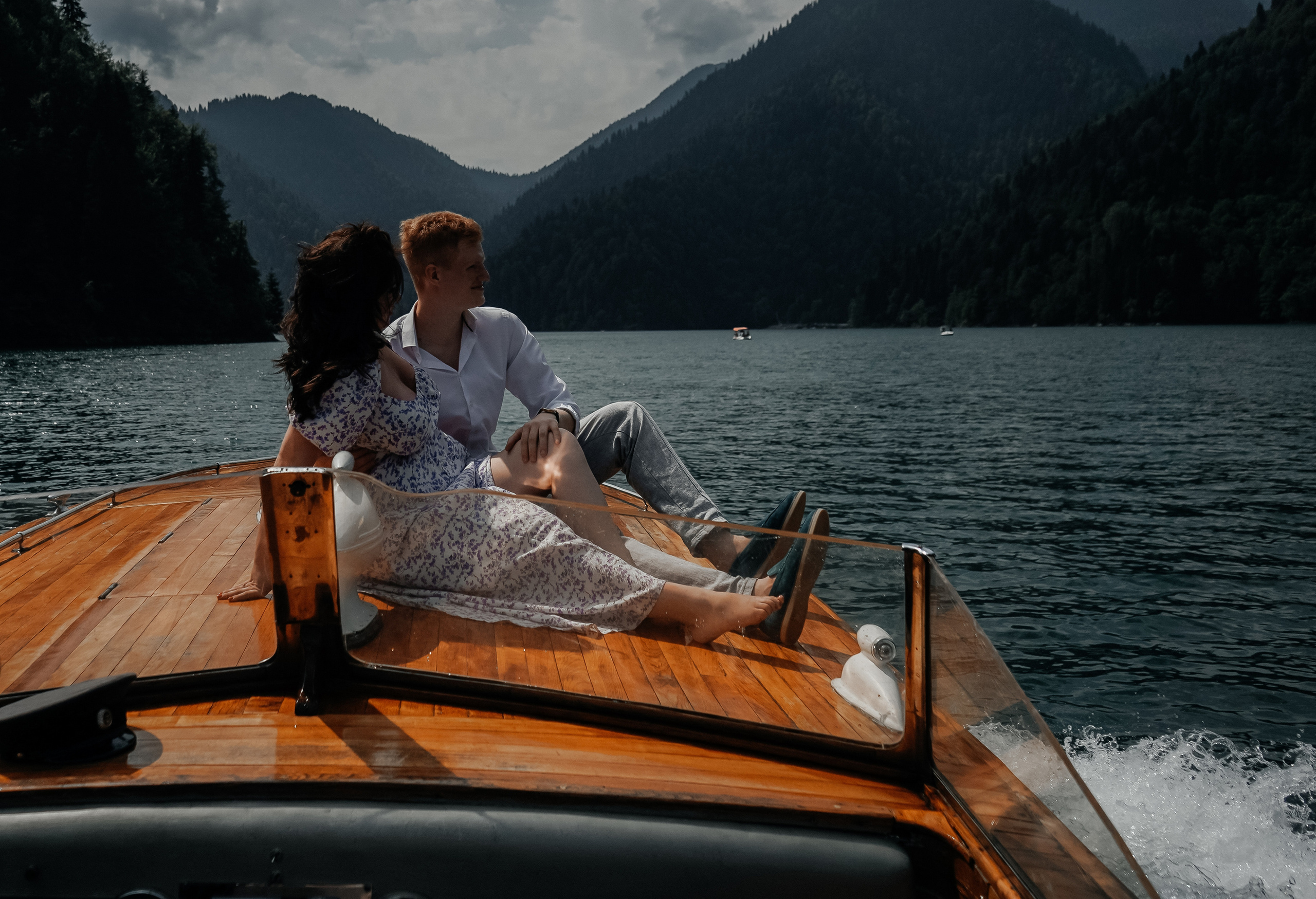 Романтическая фотосессия Илья и Валерия озеро Рица Абхазия. Фотограф в Сочи Марина Барс