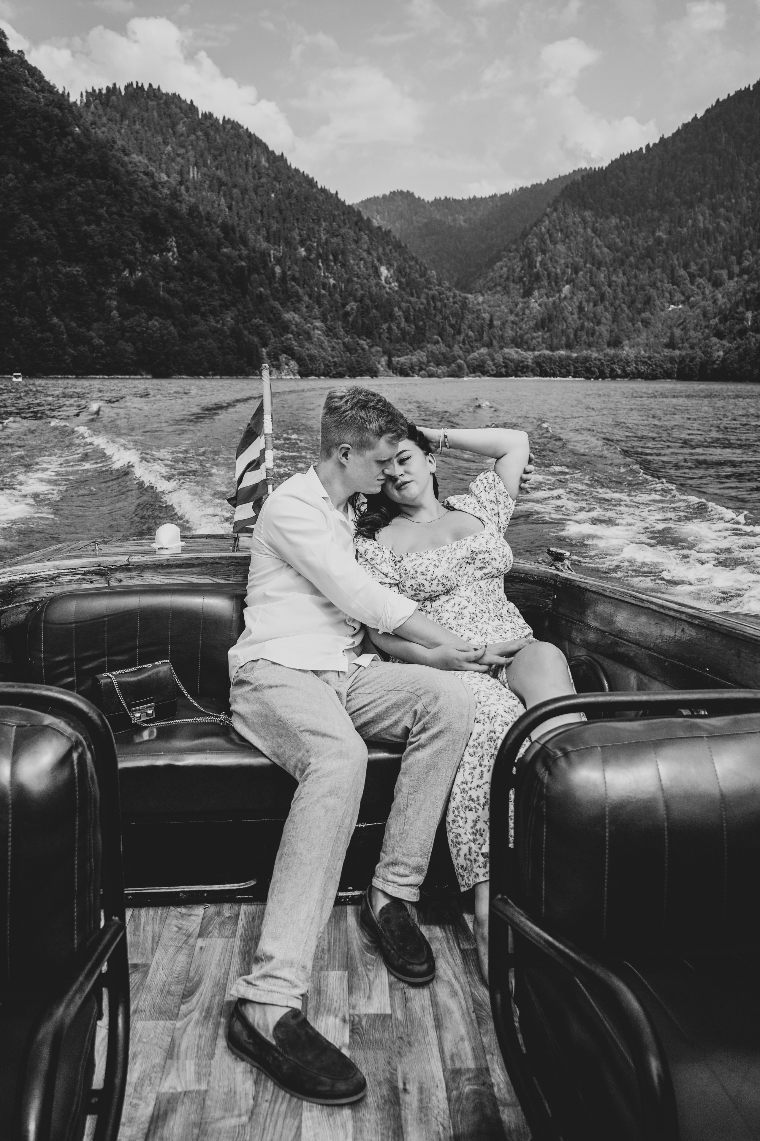 Романтическая фотосессия Илья и Валерия озеро Рица Абхазия. Фотограф в Сочи Марина Барс