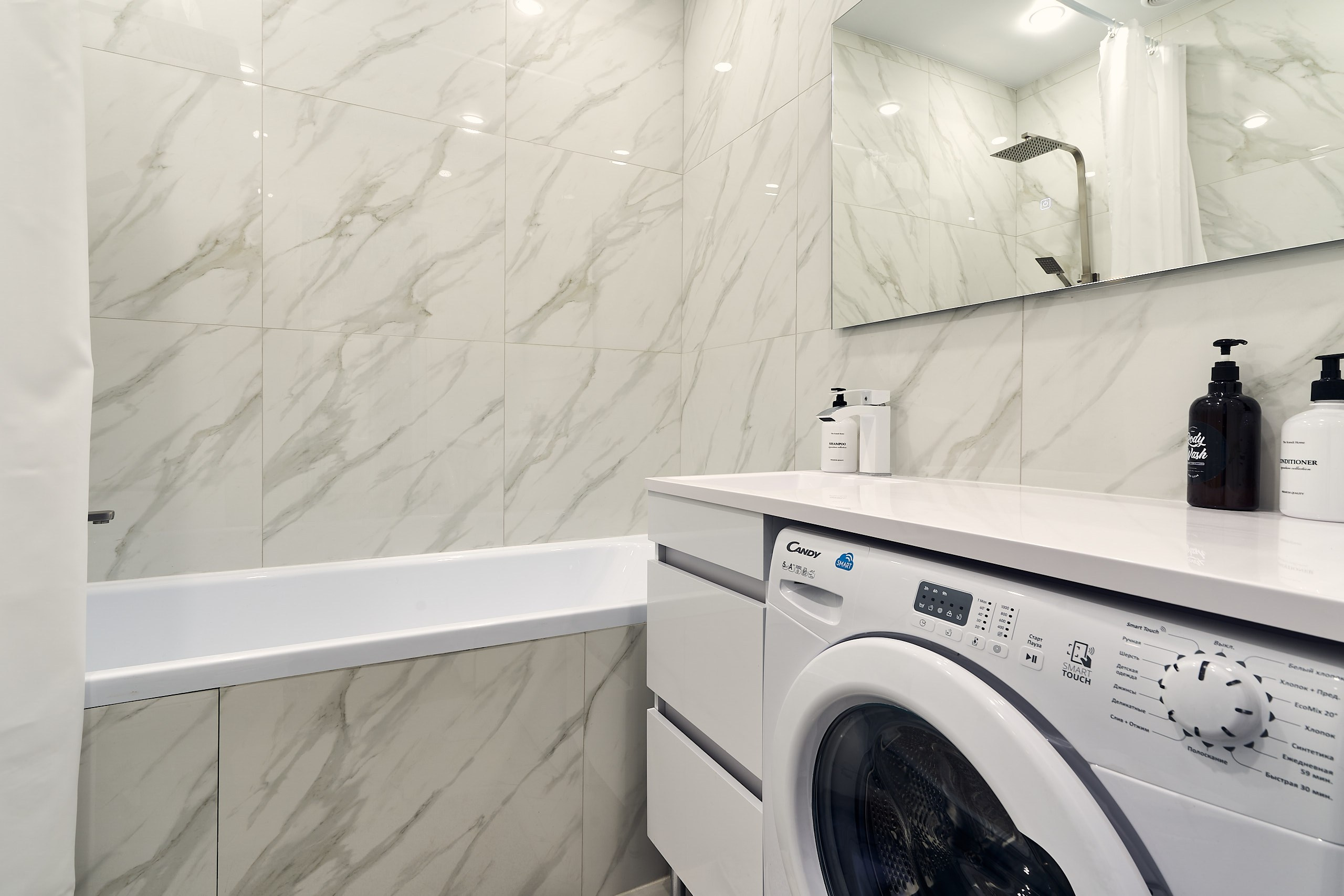 Интерьерное фото санузла, ЖК Новая Рига: стиральная машина, ванная, зеркало, в отражении - душ