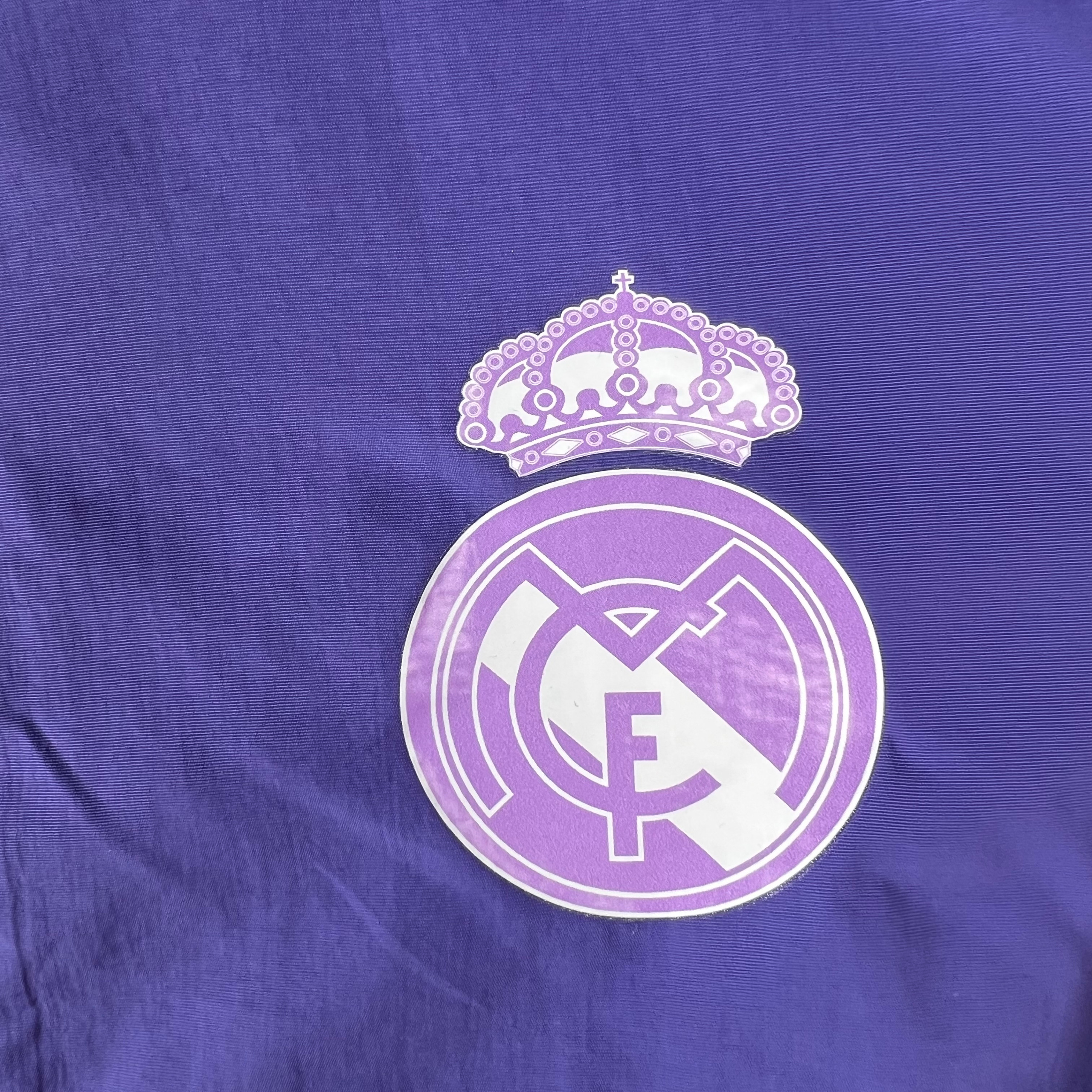 Ветровка Real Madrid Purple купить по цене 4900 рублей. Футбольный магазин — ssw_magazin