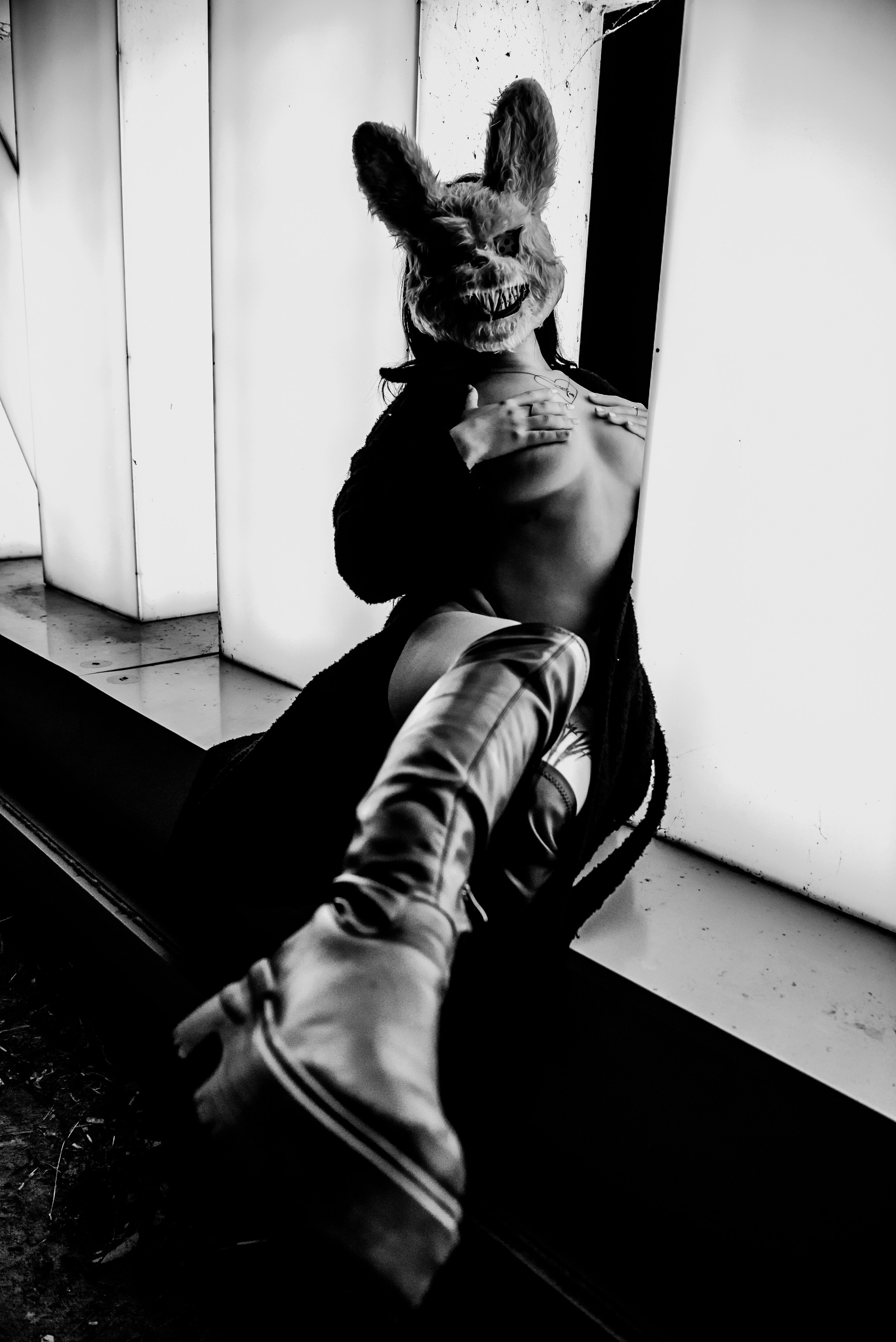 Эмоциональный кадр арт-фотосессии - модель в провокационном образе.