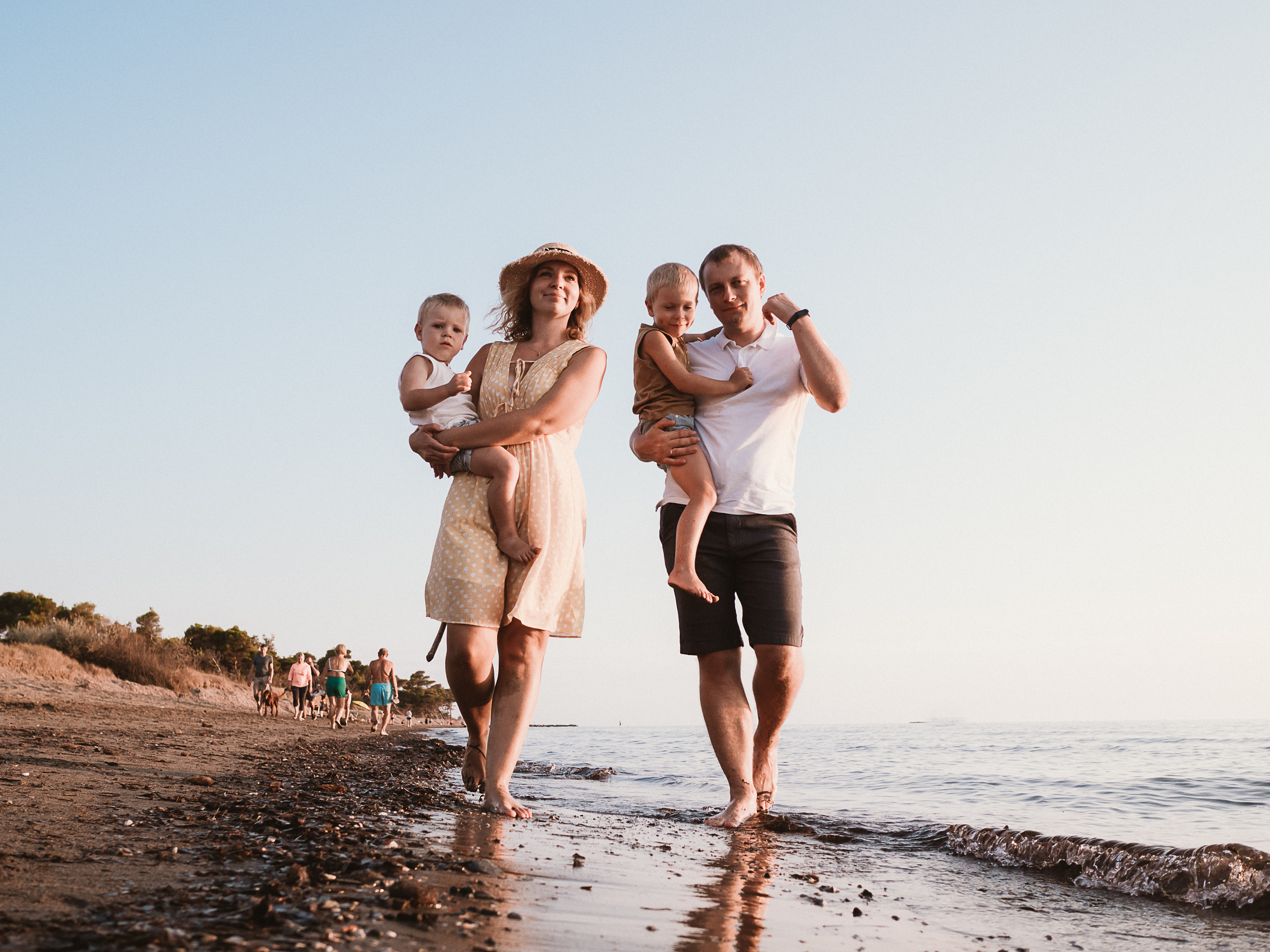 Tanya and Nikita with kids. Family Lifestyle Photographer in Lucca, Italia