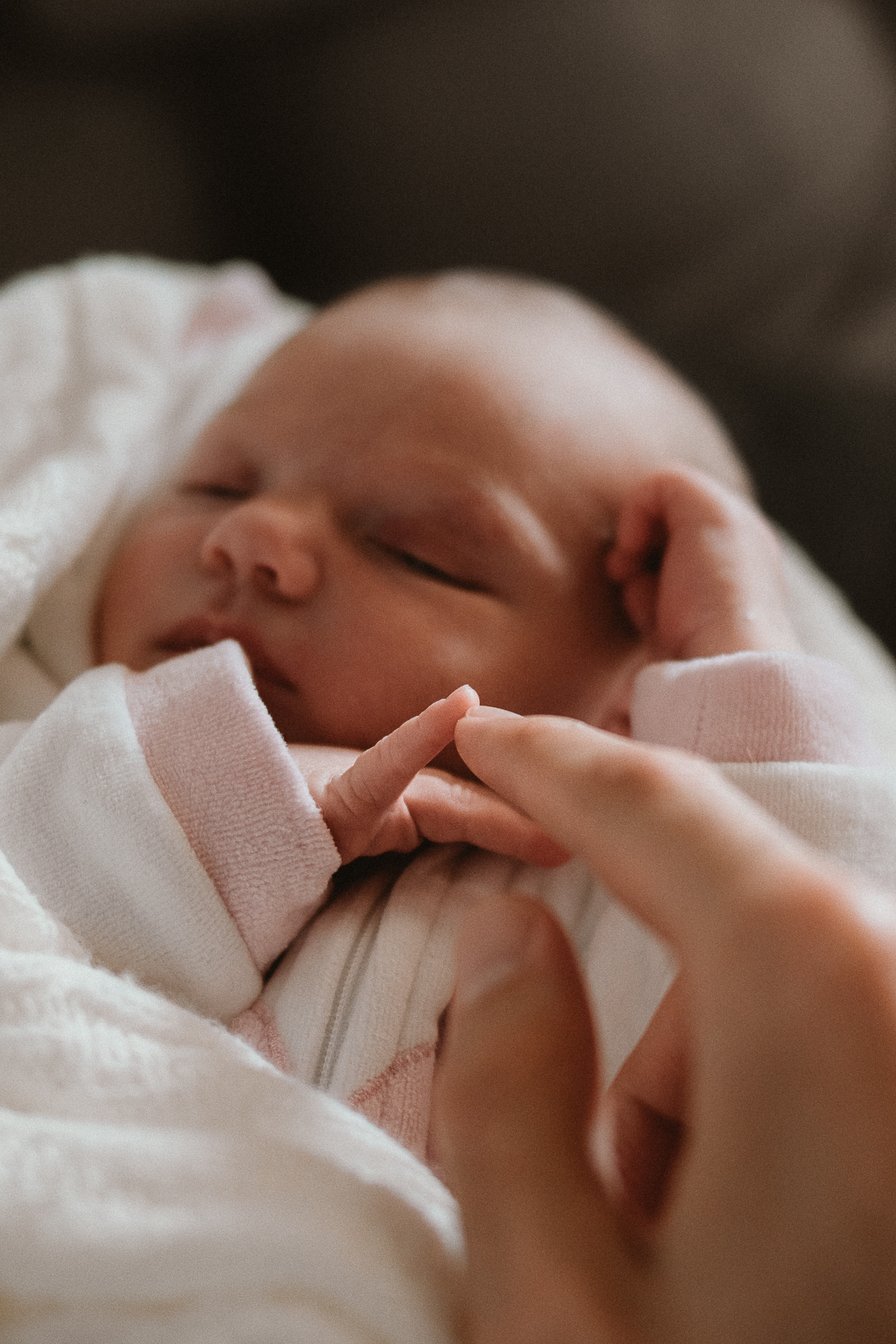 малыш на первой фотосессии маленькие пальчики рядом с рукой молодого папы