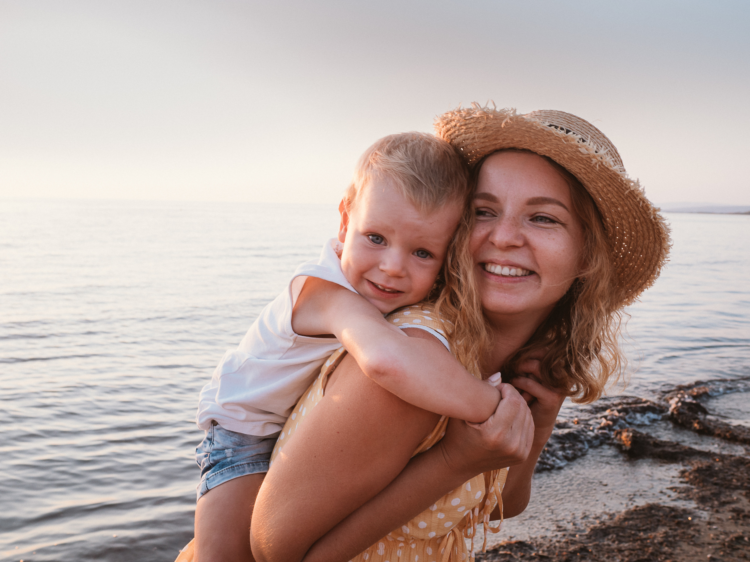 Tanya and Nikita with kids. Family Lifestyle Photographer in Lucca, Italia