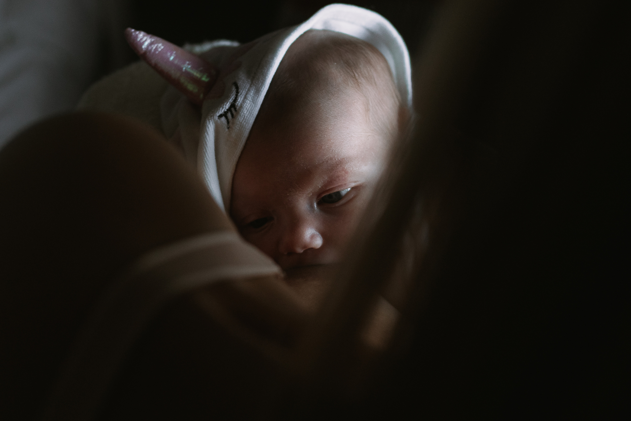 вид сверху на спящую новорожденную малышку