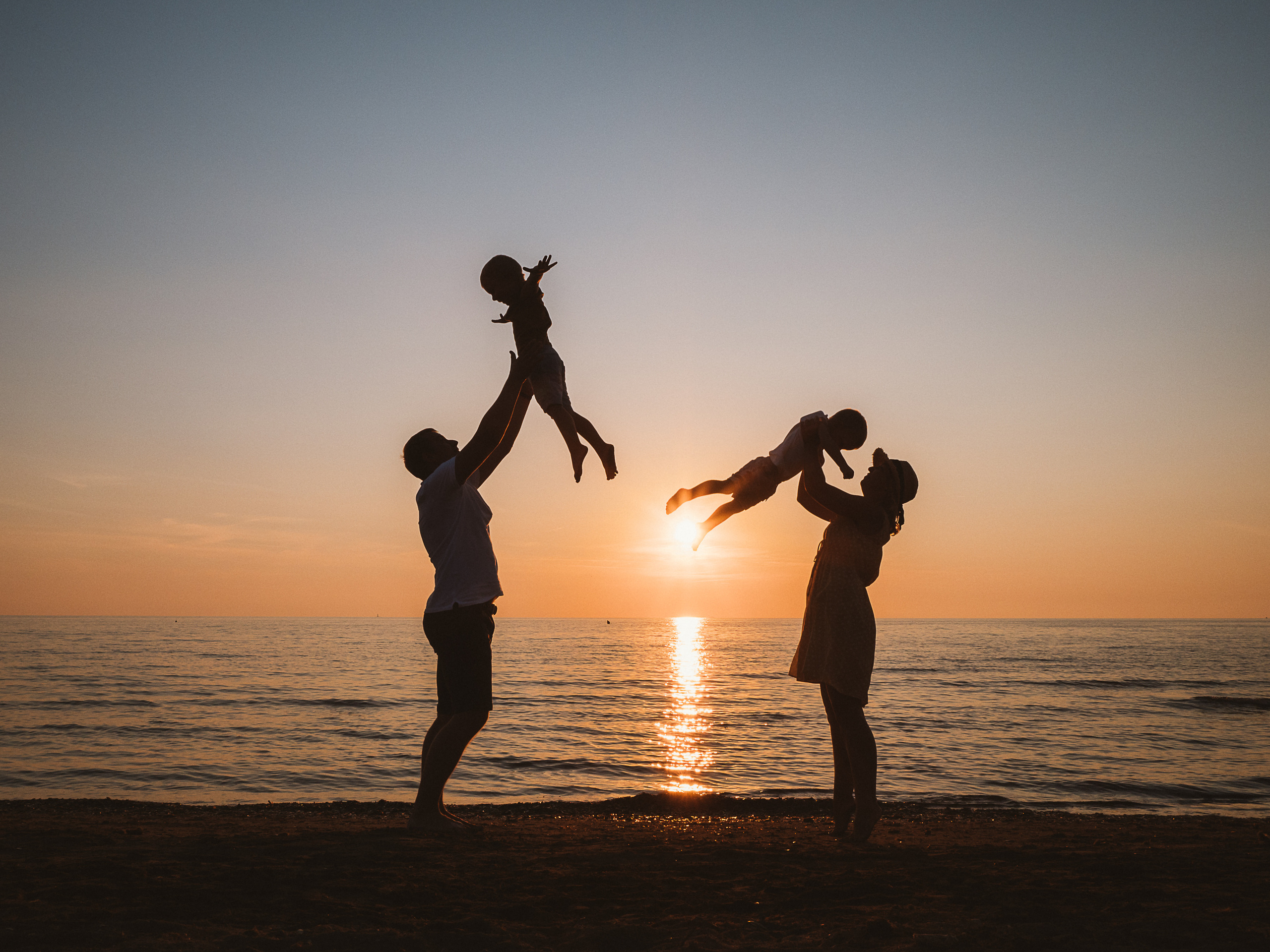 Tanya and Nikita with kids. Family Lifestyle Photographer in Lucca, Italia