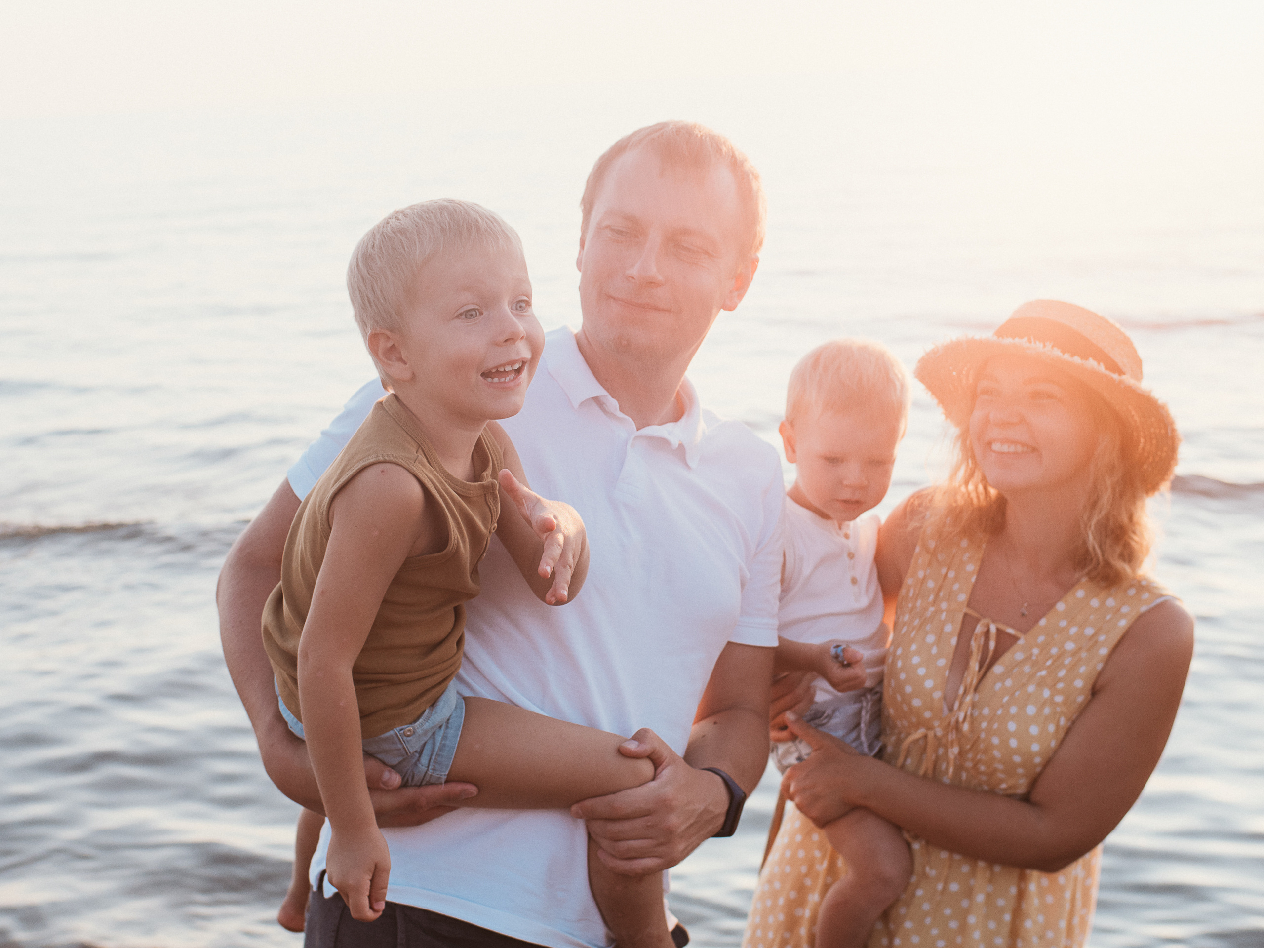 Tanya and Nikita with kids. Family Lifestyle Photographer in Lucca, Italia