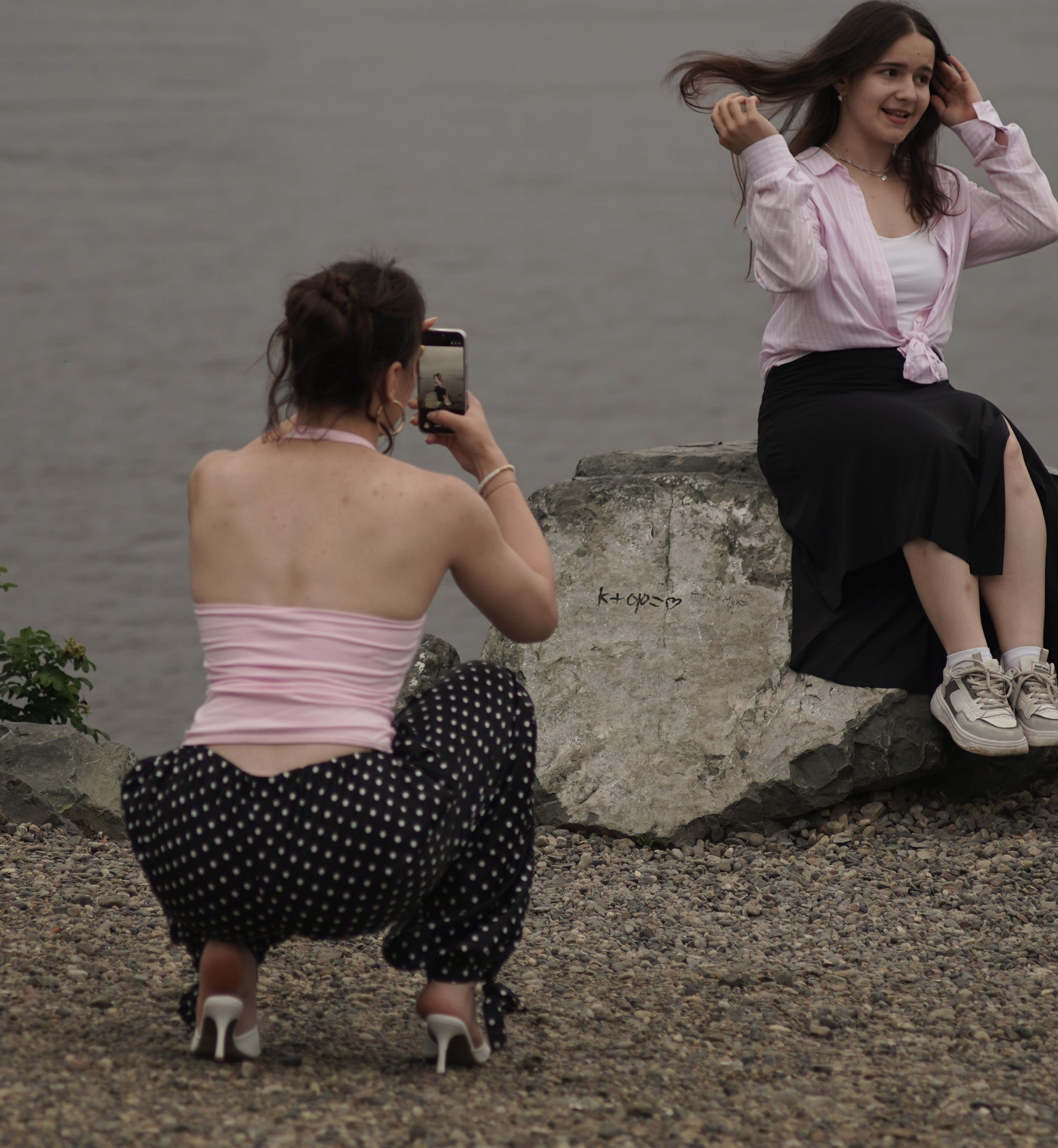 Фотосессия красивых девушек на набережной