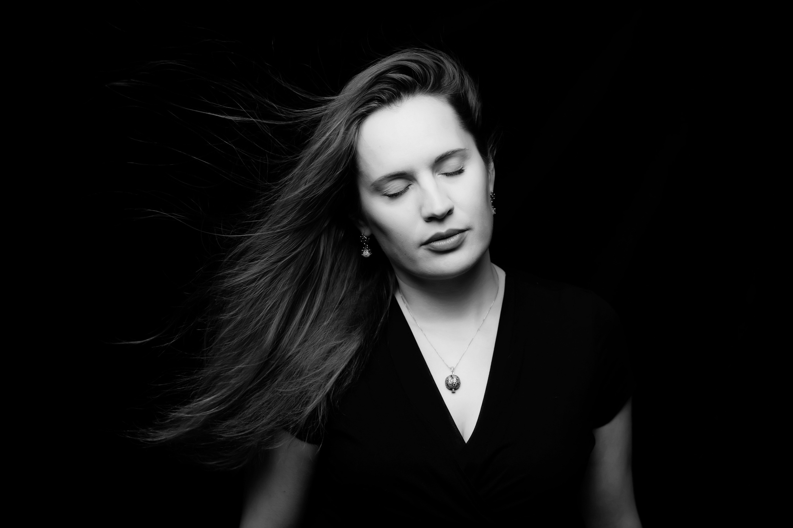 Черно-белый минималистичный портрет | Избранные работы в Санкт-Петербурге. Портретные фотосессии, контент-съемки, репортаж