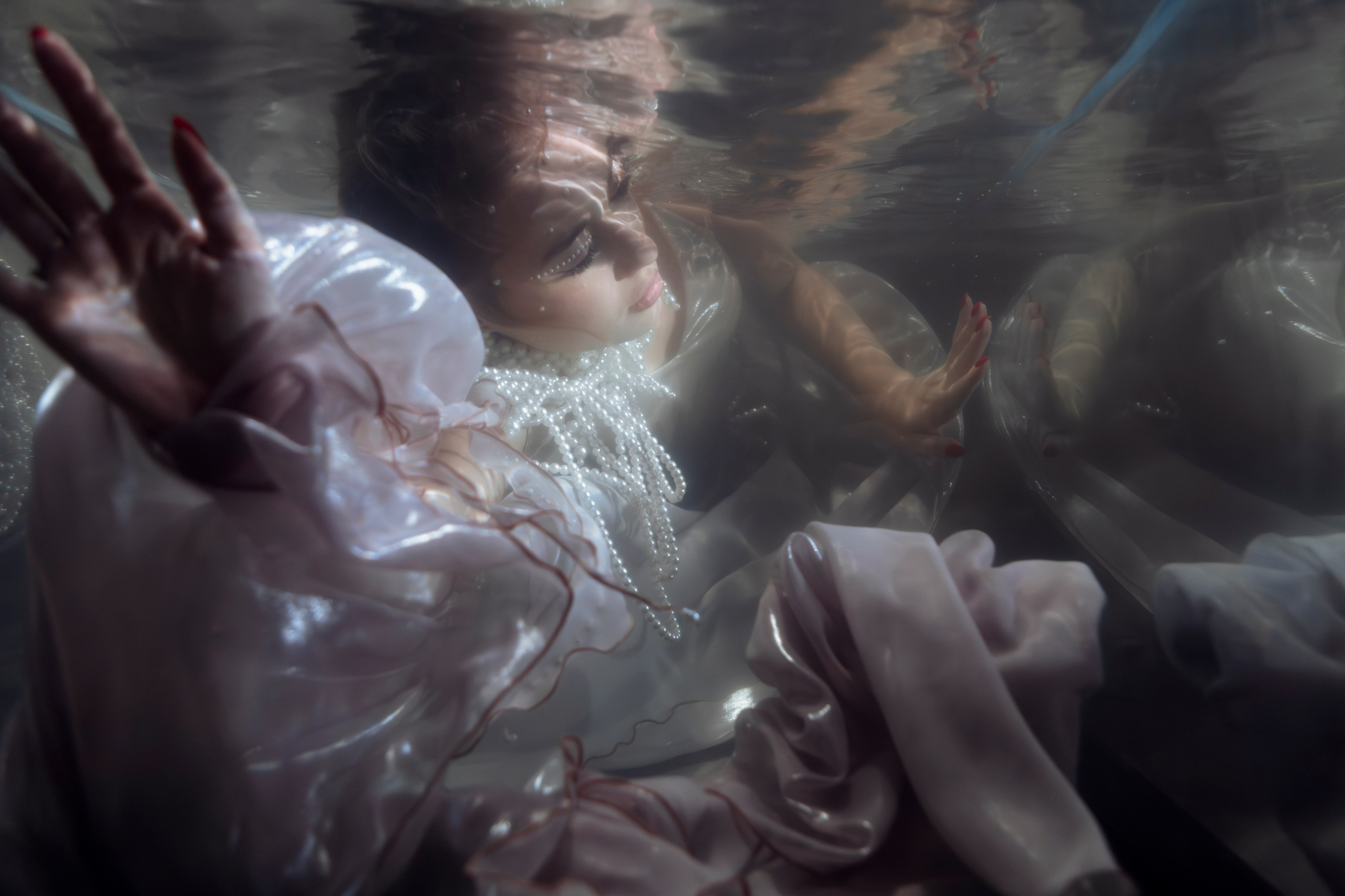 Арт-портрет девушки в аквариуме с водой, творческая фотосессия от фотографа в Москве