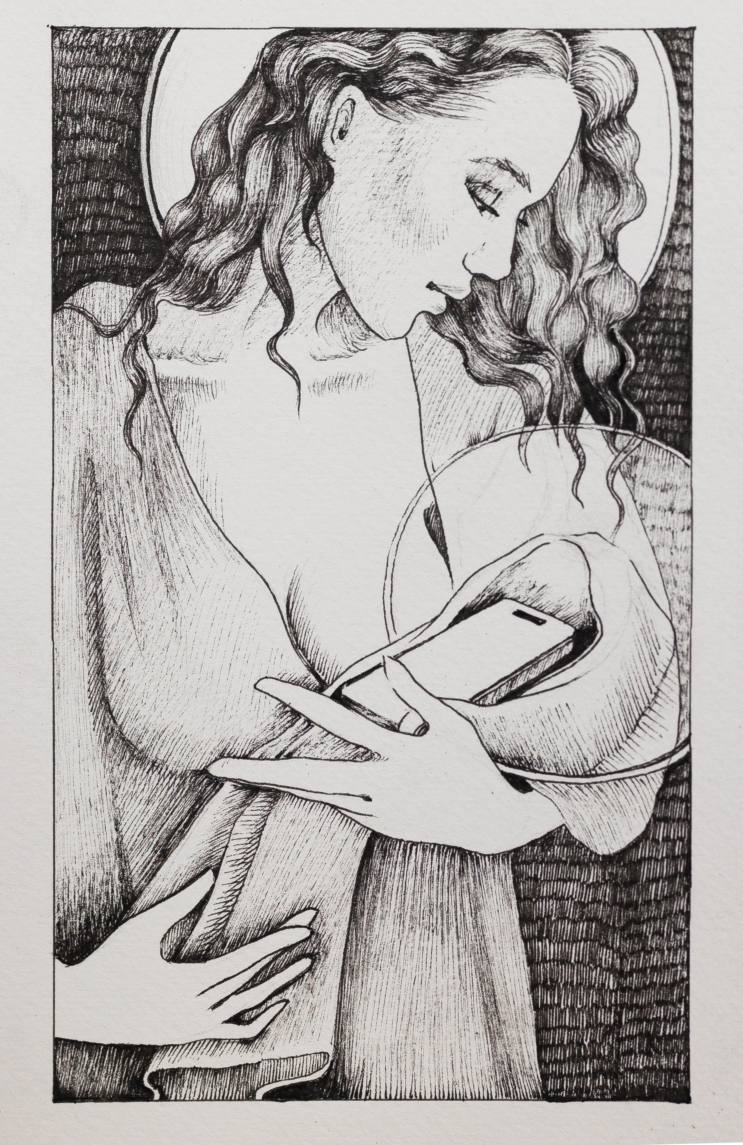 Иллюзия . Женщина держит младенца. Но внутри пелёнок — телефон. Лицо мягкое, почти святое, вокруг головы — светлый круг, как нимб. Это образ подмены: внешняя нежность, за которой скрывается пустота или отвлечение.🖤 Тень: Эта карта говорит о подмене живой связи символами. Человек может выглядеть заботливым, включённым, внимательным —но в реальности его внимание принадлежит чему-то другому: работе, телефону, образу, роли, ожиданиям. Тень проявляется как:— имитация близости— «правильная» роль без настоящего присутствия— зависимость от внешнего мира, вытесняющая живые отношения— желание казаться заботливым вместо того, чтобы быть Младенец-телефон — мощный символ: объект внимания заменил живую связь. Настоящая близость требует присутствия. Не роли. Не образа. Карта предлагает вернуть внимание туда, где есть жизнь: в тело, в взгляд, в контакт. Иногда достаточно просто отложить то, что отвлекает —и увидеть, кто рядом на самом деле. Ключ к исцелению и практическая работа в руководстве к картам. стоимость постера 3000р.