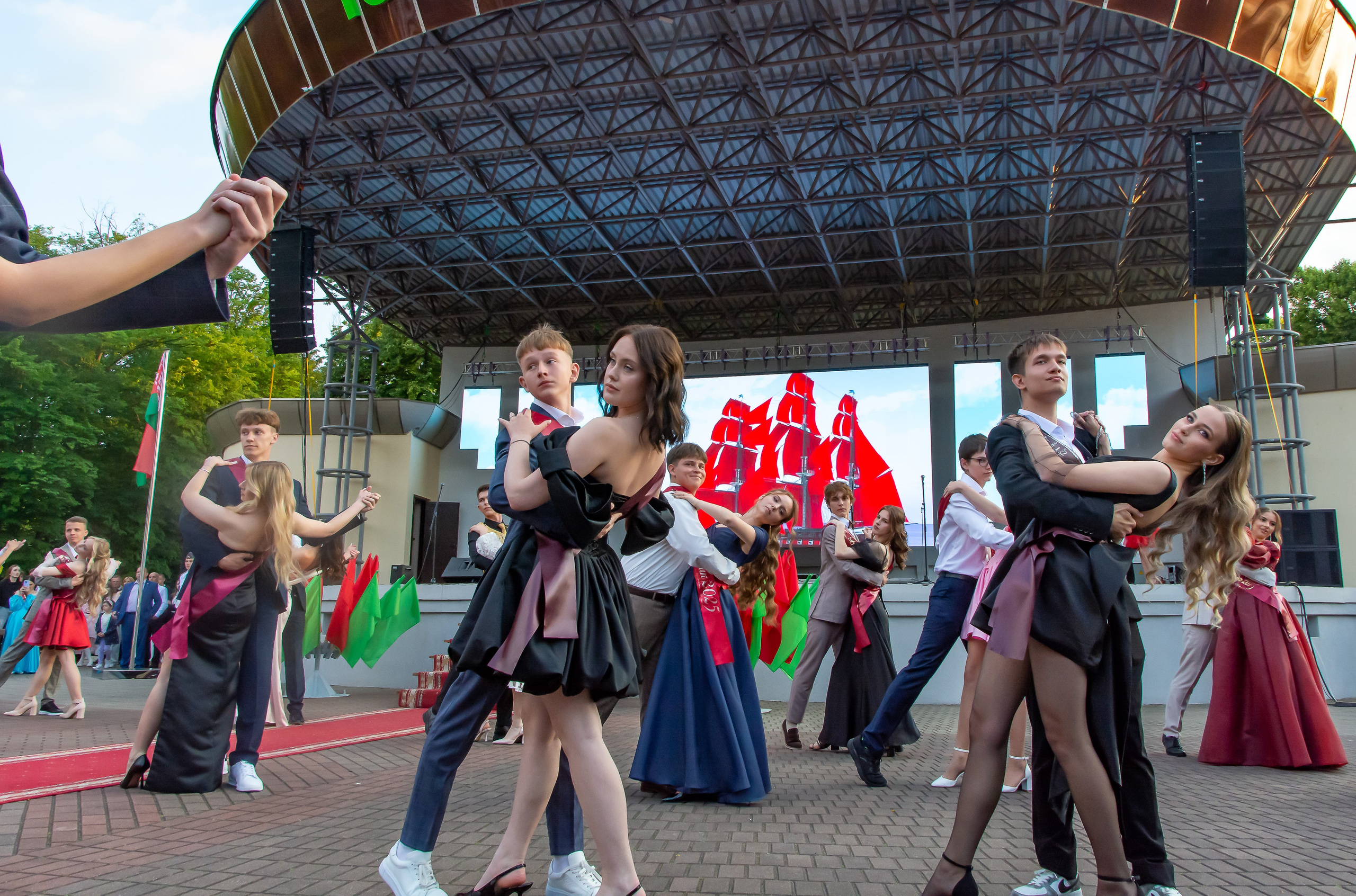 Танец на выпуском в парке бреста
