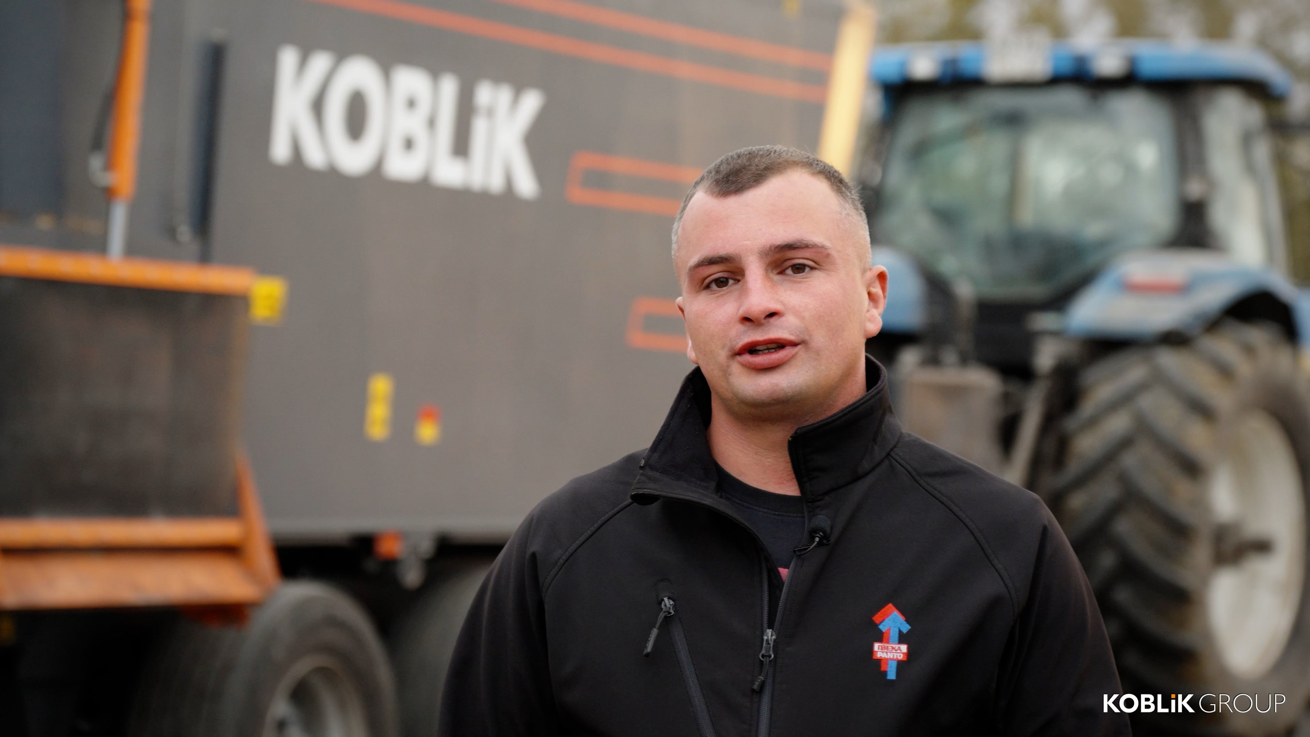 Съемка видеообзора техники для Koblik Group: запись интервью со специалистом на фоне работающего агрегата.