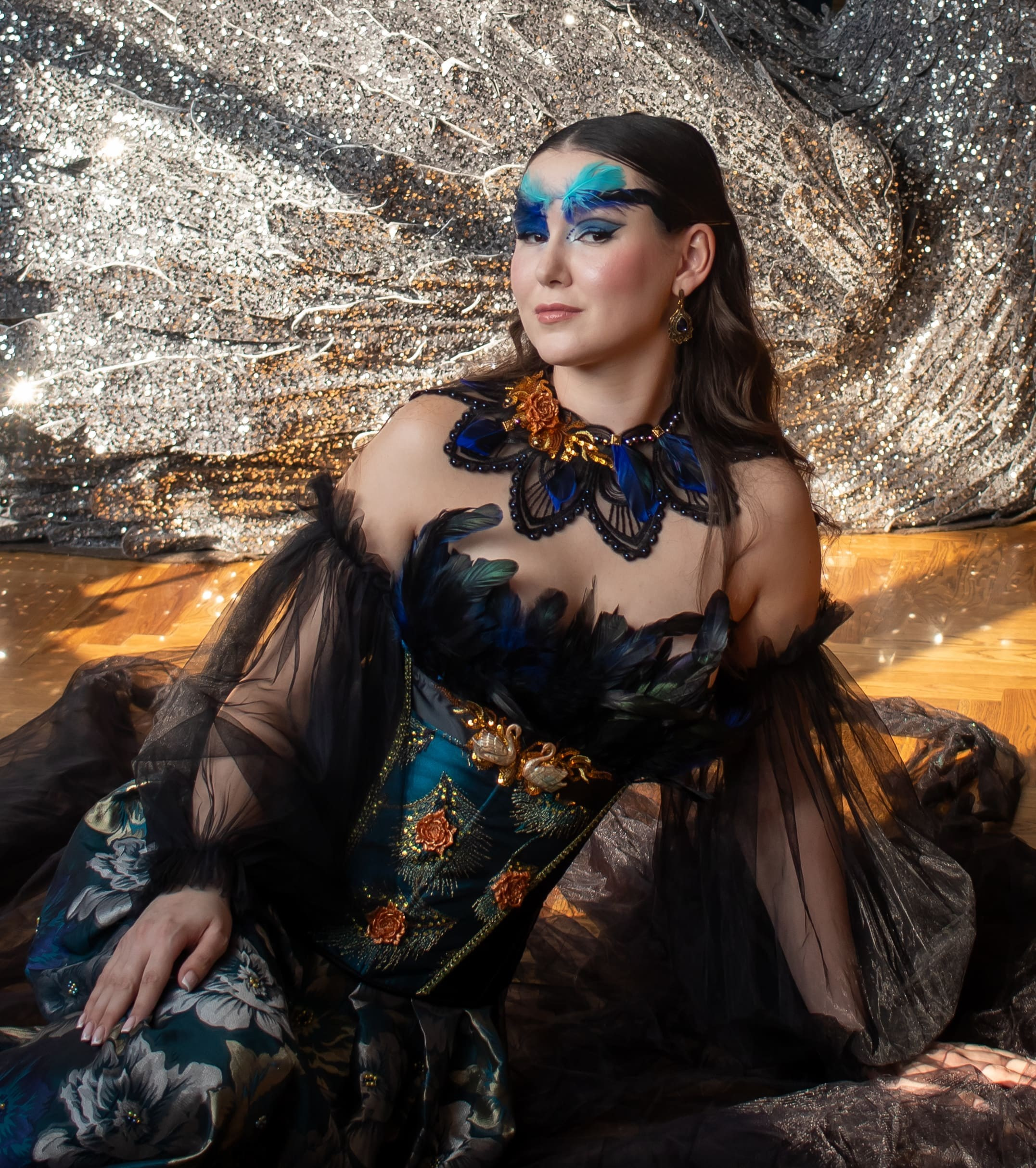 интерьерная фотосессия девушки рядом с декоративным лебедем