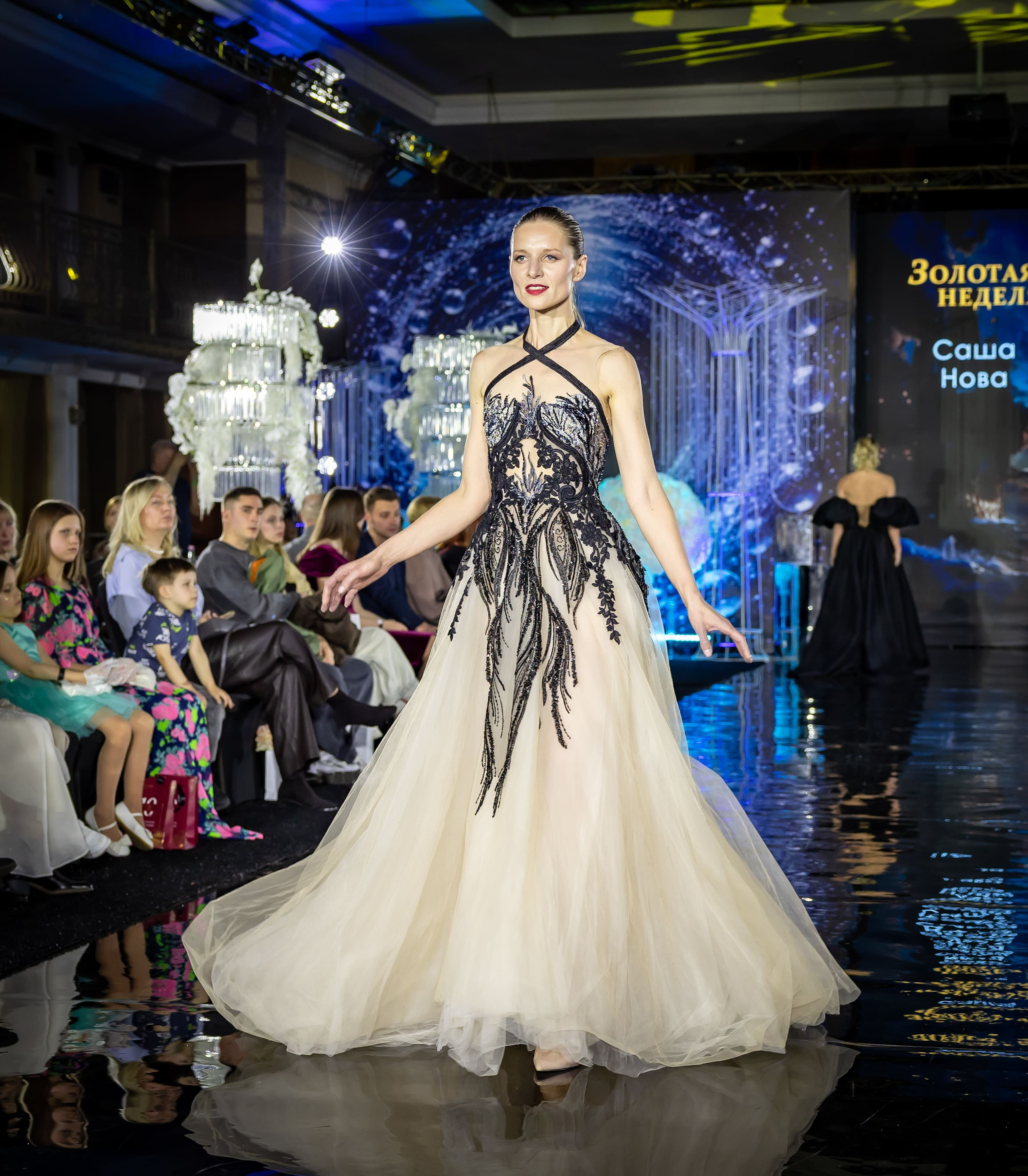 Девушка в светлом пышном платье на подиуме, показ дизайнерской коллекции, фотограф Карасёва Елена